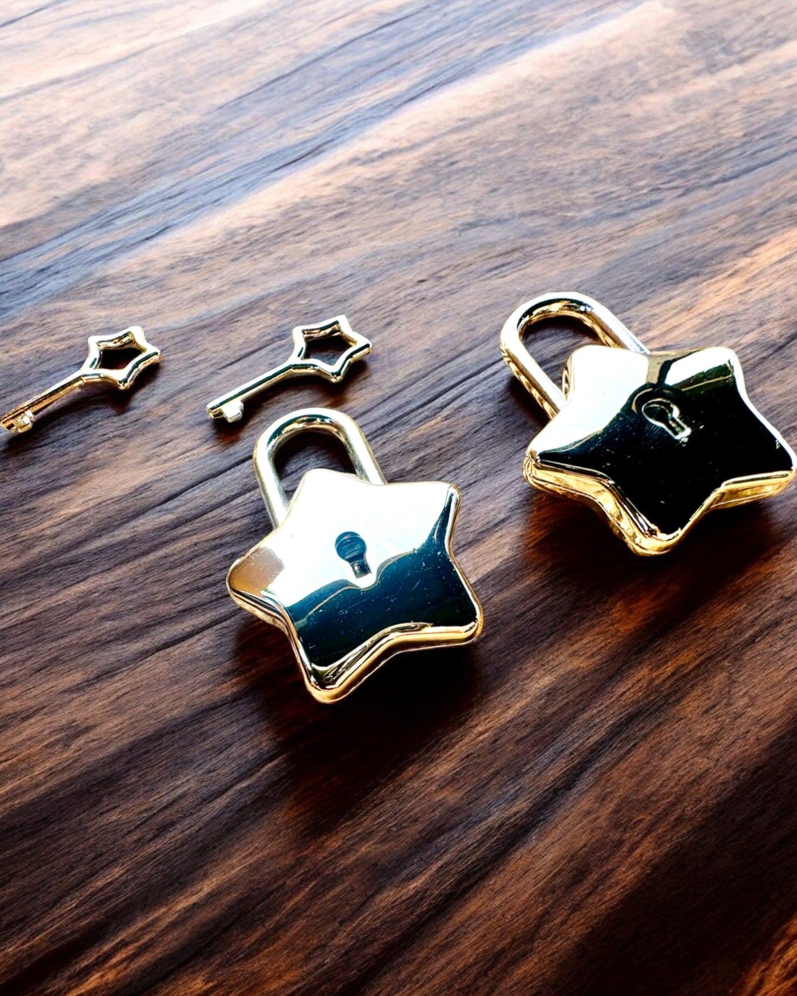 2 Tähtimäistä mini Lukkoa kaiverruksella – Suojaa Unelmasi, personoitu lahjaksi, 2 värivaihtoehtoa valittavana