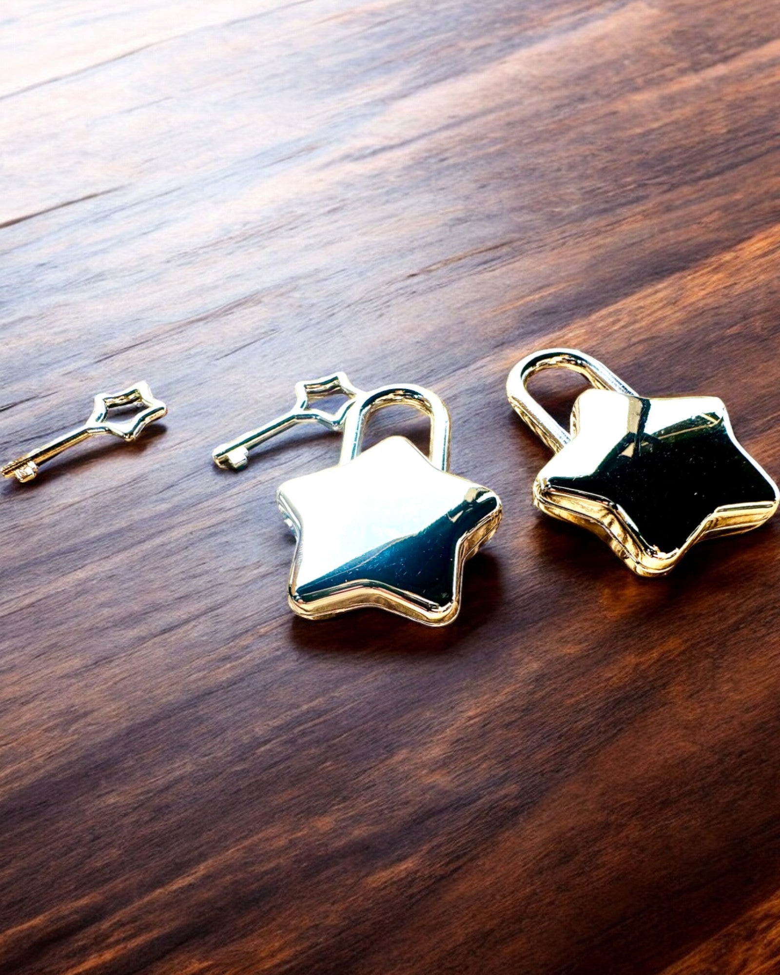 2 Tähtimäistä mini Lukkoa kaiverruksella – Suojaa Unelmasi, personoitu lahjaksi, 2 värivaihtoehtoa valittavana