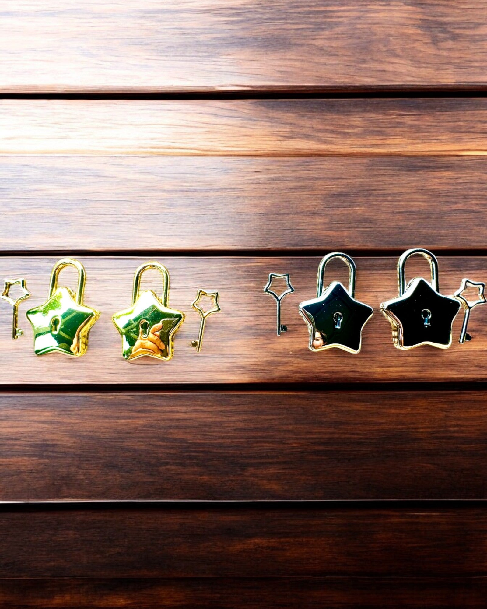 2 Tähtimäistä mini Lukkoa kaiverruksella – Suojaa Unelmasi, personoitu lahjaksi, 2 värivaihtoehtoa valittavana