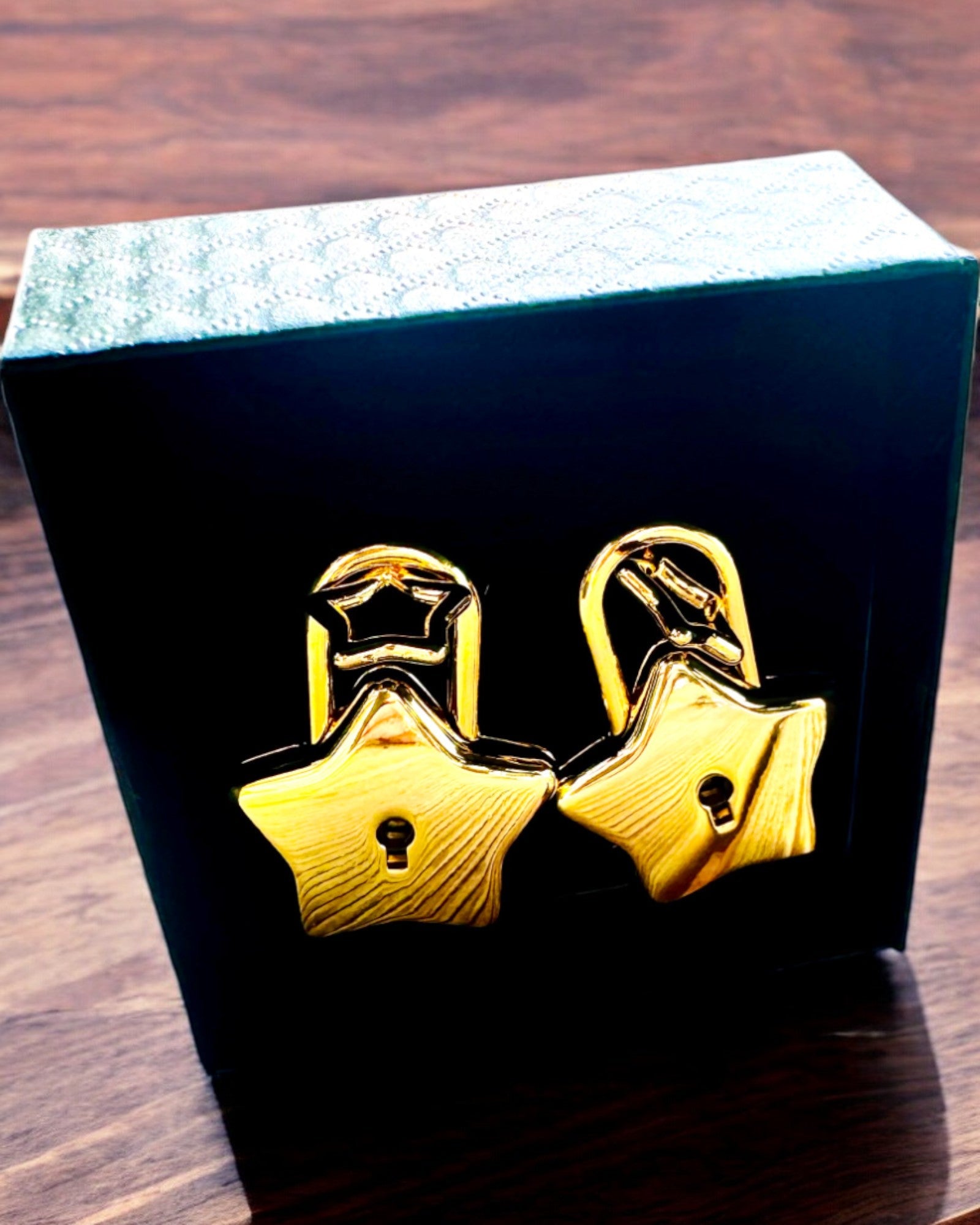 2 Tähtimäistä mini Lukkoa kaiverruksella – Suojaa Unelmasi, personoitu lahjaksi, 2 värivaihtoehtoa valittavana