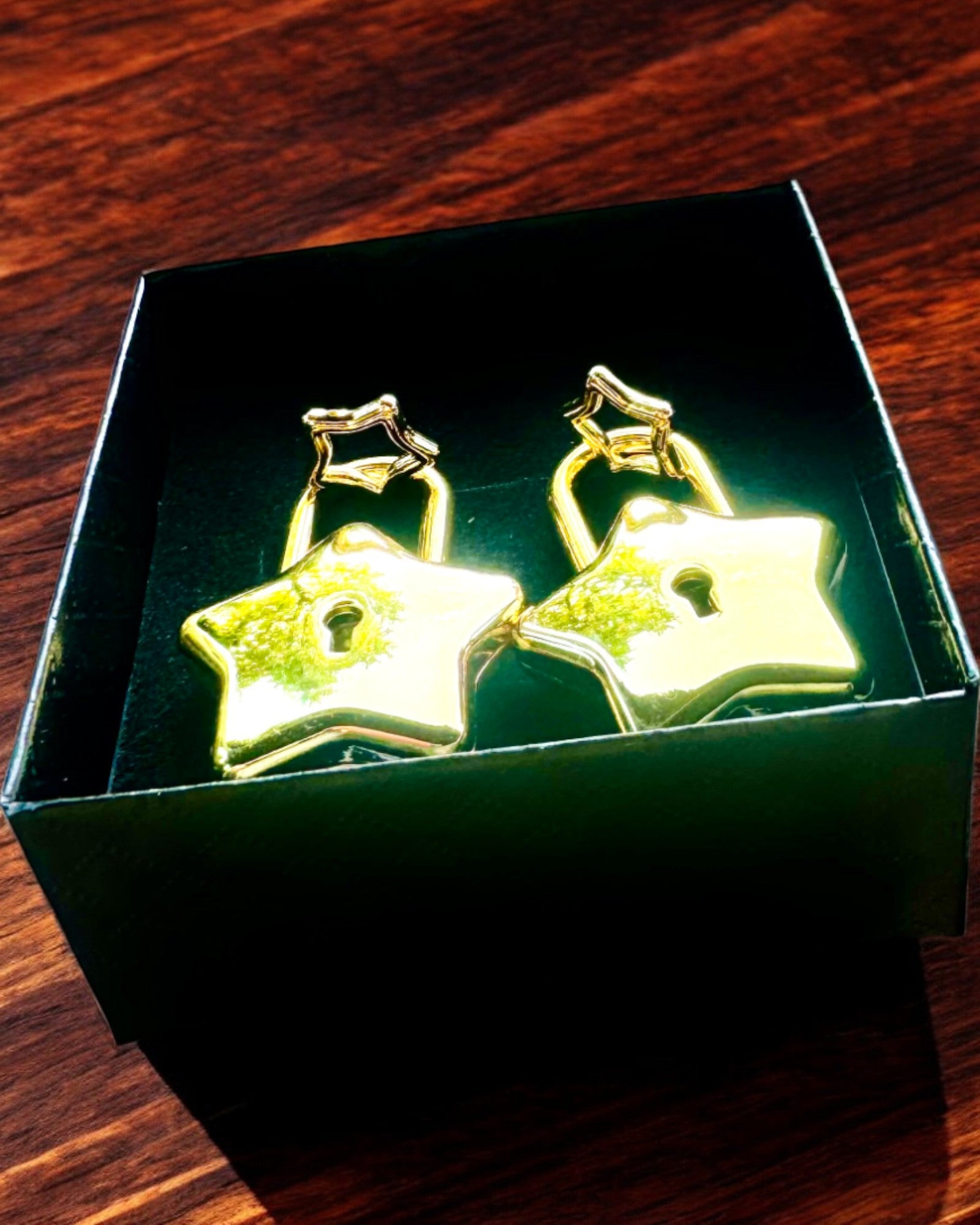 2 Tähtimäistä mini Lukkoa kaiverruksella – Suojaa Unelmasi, personoitu lahjaksi, 2 värivaihtoehtoa valittavana