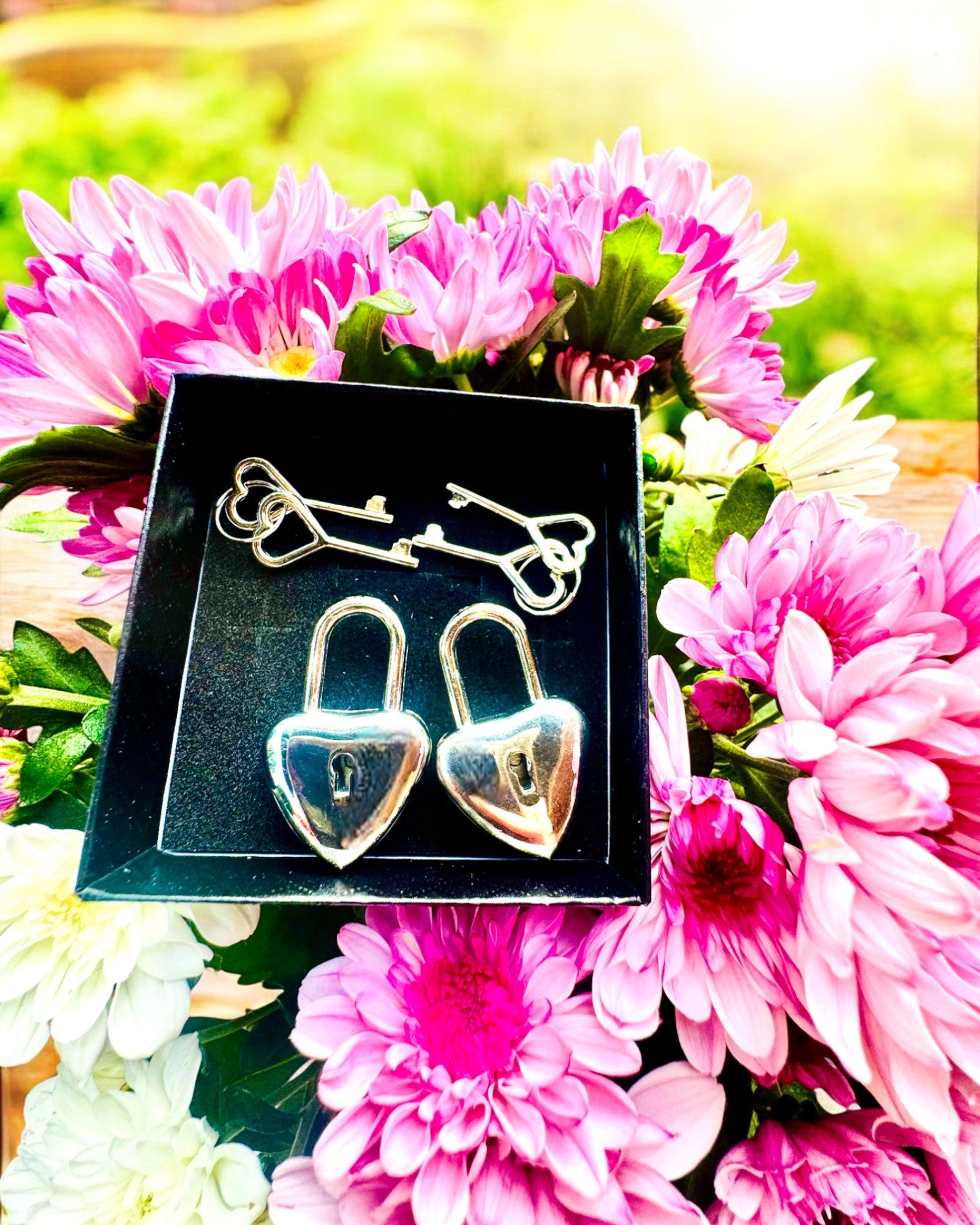 Rakkauden avaimet hopeanvärisenä 2 sydämenmuotoista minilukkoa, mahdollisuus personointiin kaiverruksella lahjaksi
