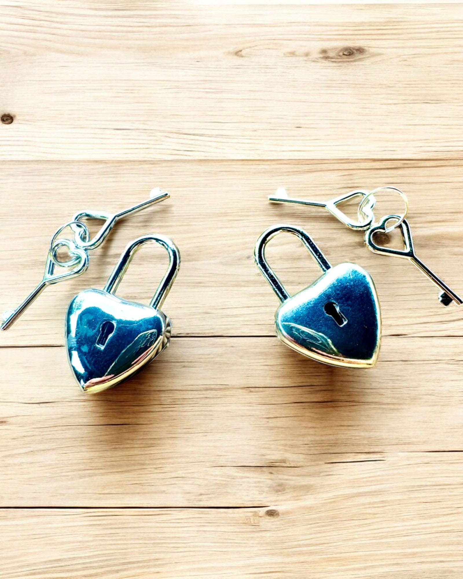 Rakkauden avaimet hopeanvärisenä 2 sydämenmuotoista minilukkoa, mahdollisuus personointiin kaiverruksella lahjaksi