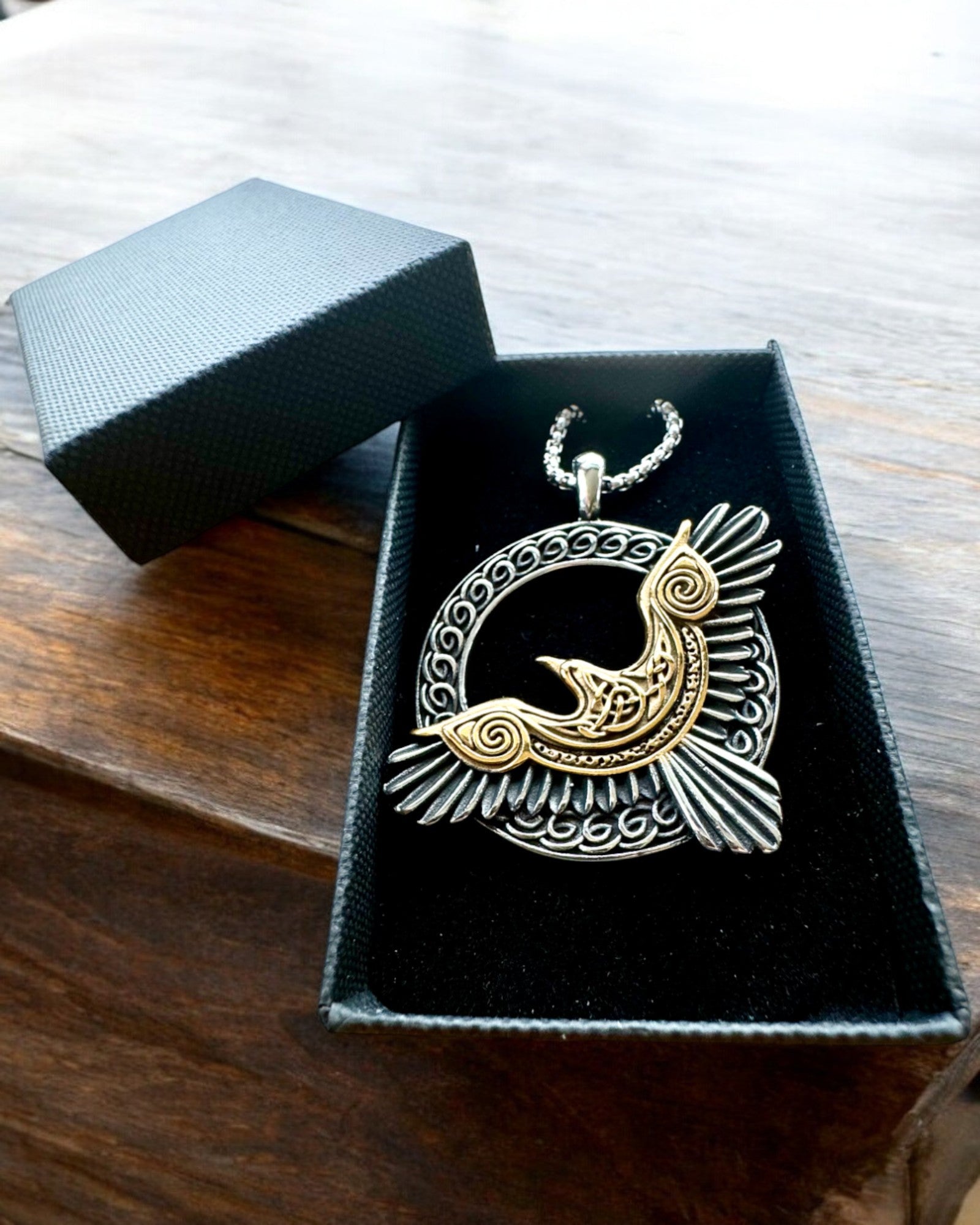 Amulet Stalowego Sokoła - Kaulakoru kaiverruksella, inspiroituna kelttiläisestä taiteesta, lahjaksi