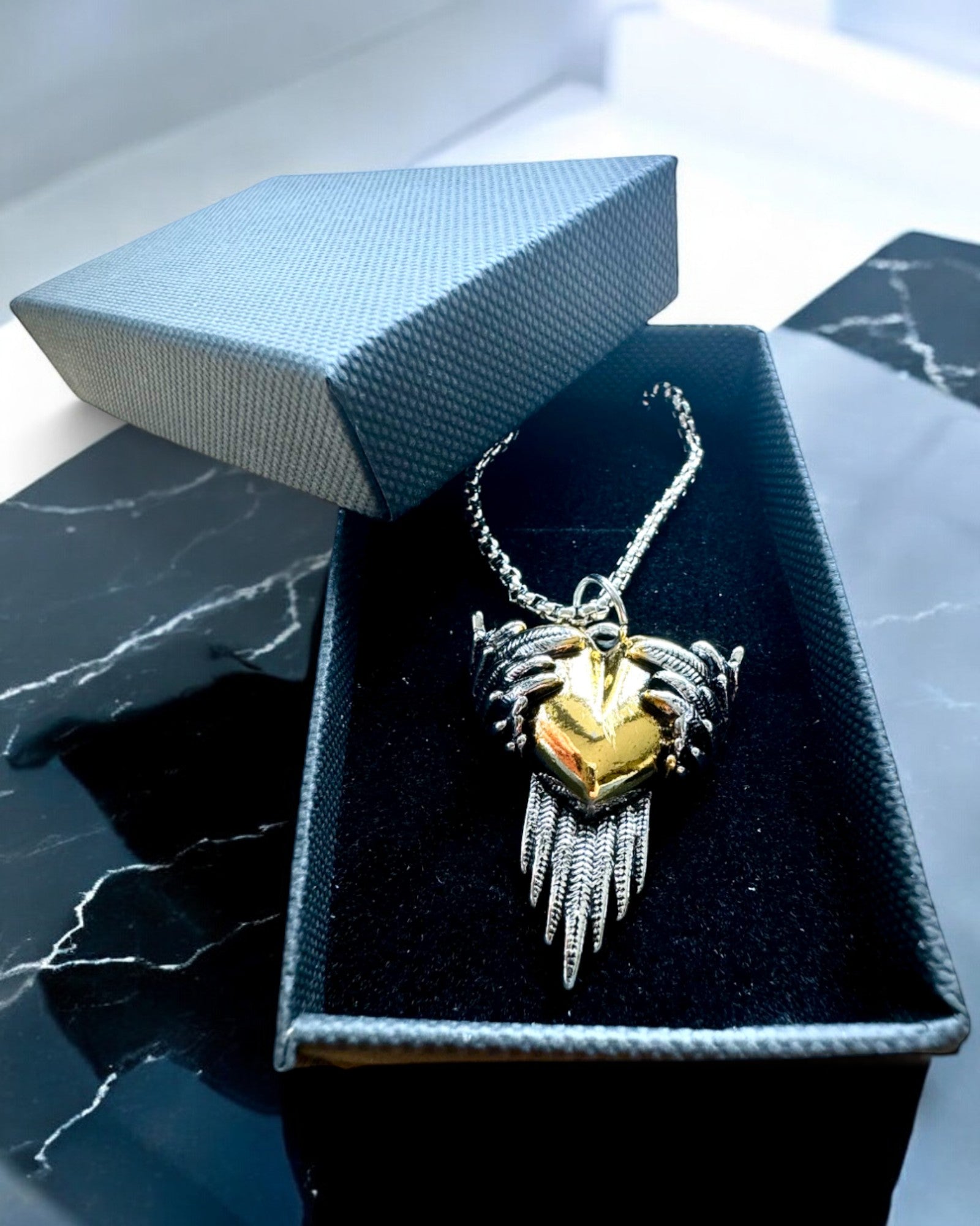 Amuletti Sydänampuja – Rakkauden Tummat Siivet, mahdollisuus personointiin kaiverruksella lahjaksi