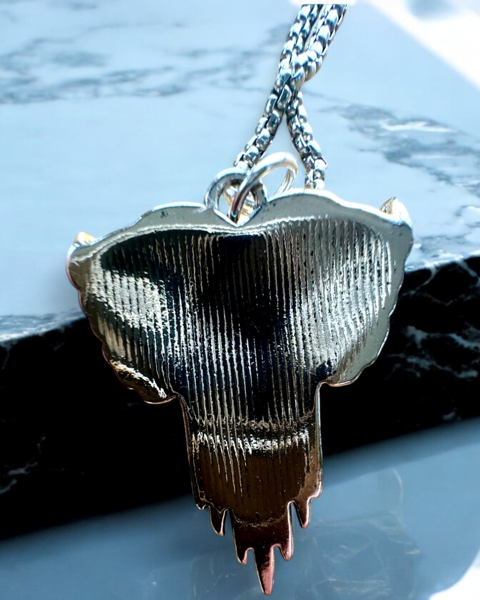 Amuletti Sydänampuja – Rakkauden Tummat Siivet, mahdollisuus personointiin kaiverruksella lahjaksi