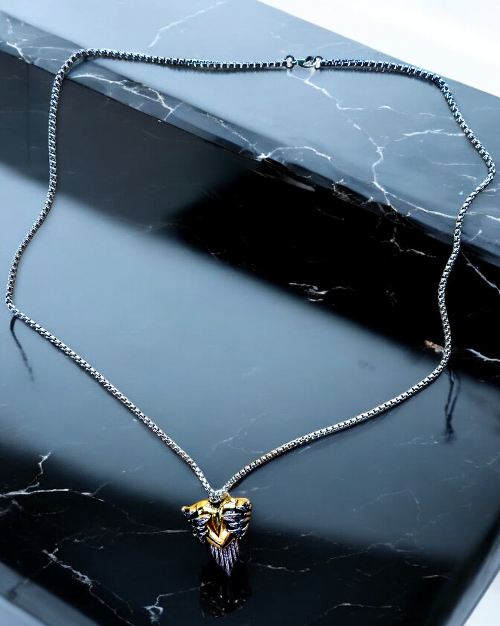 Amuletti Sydänampuja – Rakkauden Tummat Siivet, mahdollisuus personointiin kaiverruksella lahjaksi