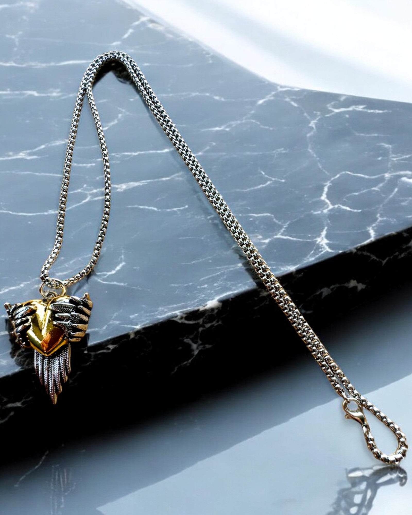 Amuletti Sydänampuja – Rakkauden Tummat Siivet, mahdollisuus personointiin kaiverruksella lahjaksi