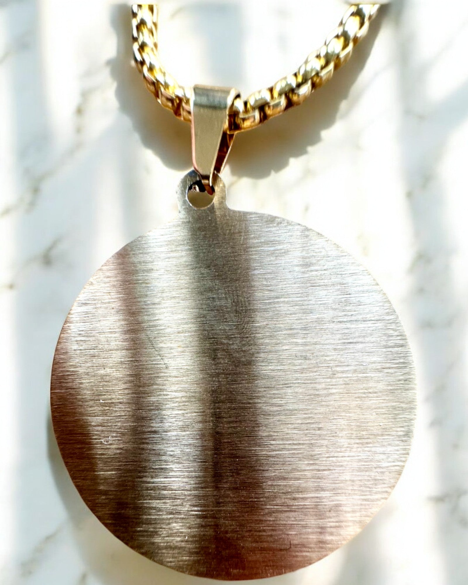 Talismaani Salaperäisestä Voimasta - Kaulakoru Kaiverruksella, 2 värivaihtoehtoa valittavana