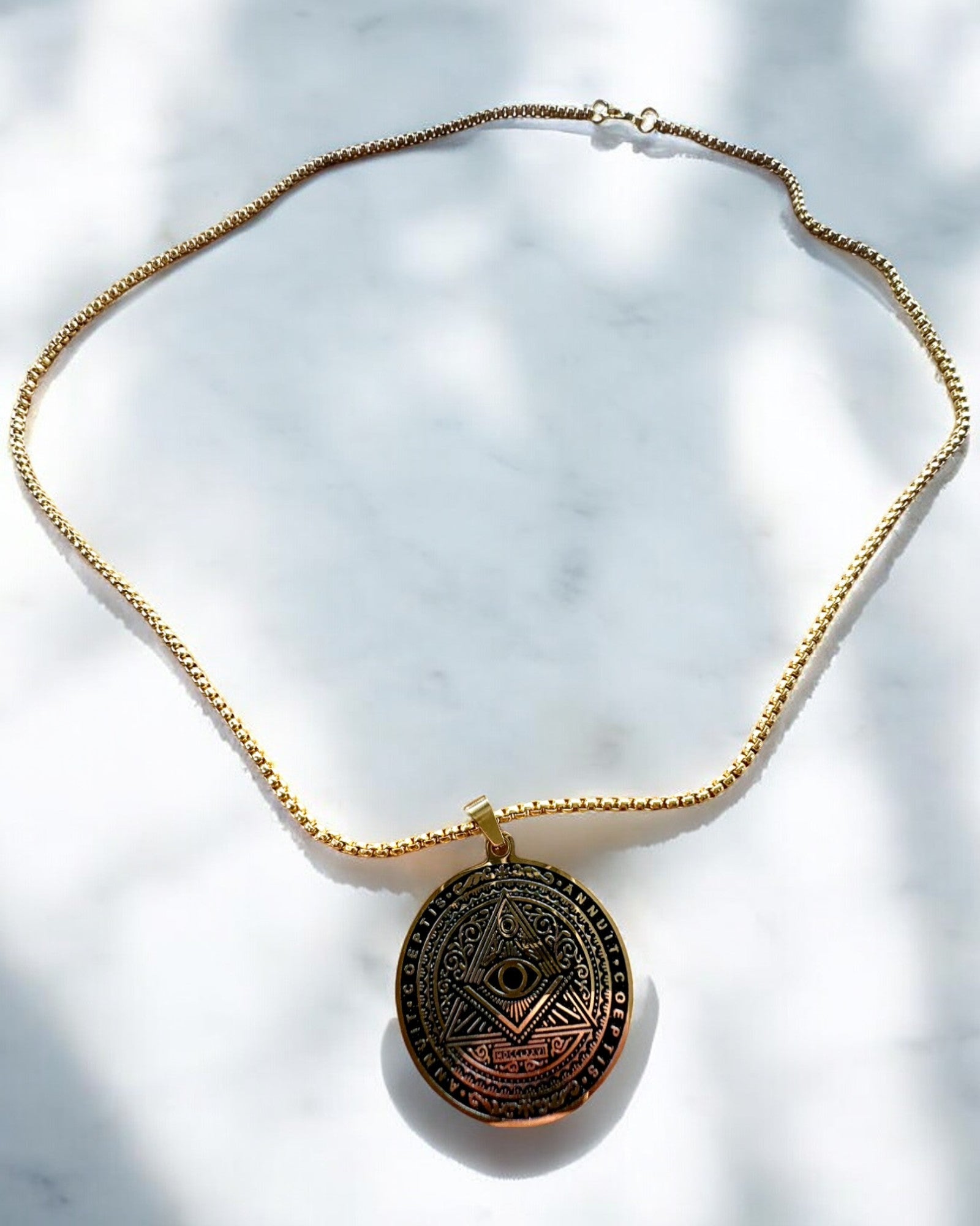 Talismaani Salaperäisestä Voimasta - Kaulakoru Kaiverruksella, 2 värivaihtoehtoa valittavana