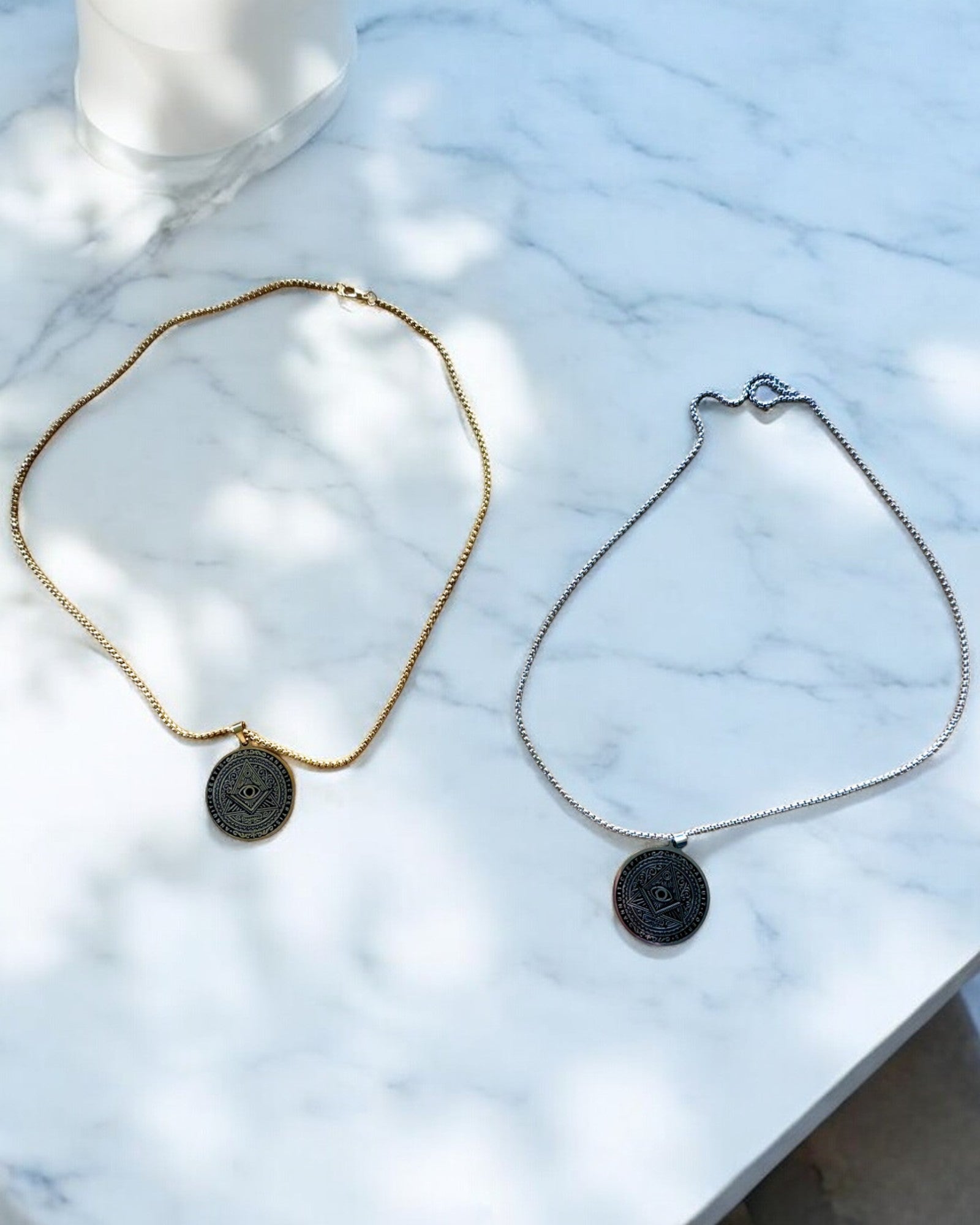 Talismaani Salaperäisestä Voimasta - Kaulakoru Kaiverruksella, 2 värivaihtoehtoa valittavana