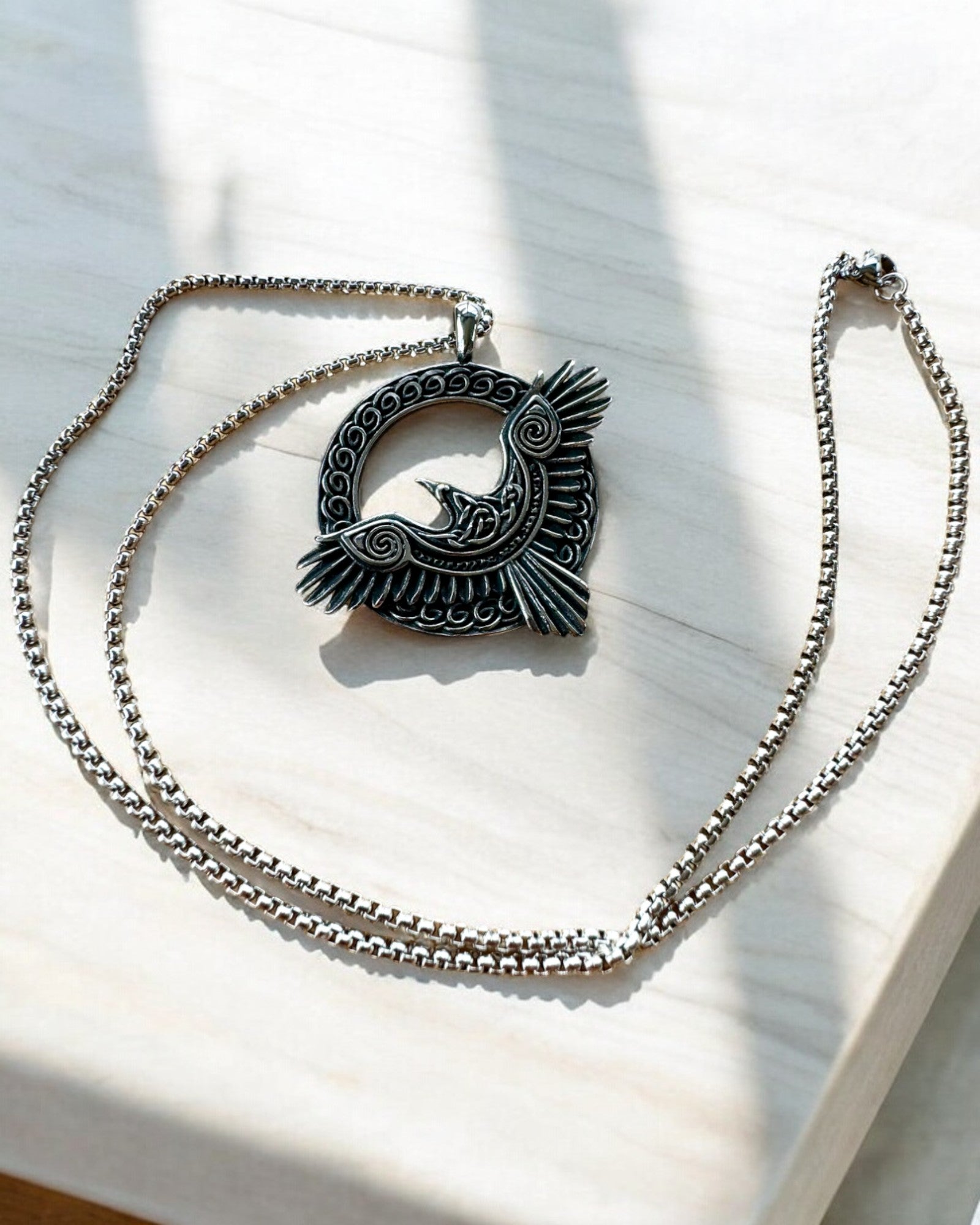 Amulet Stalowego Sokoła - Kaulakoru kaiverruksella, inspiroituna kelttiläisestä taiteesta, lahjaksi