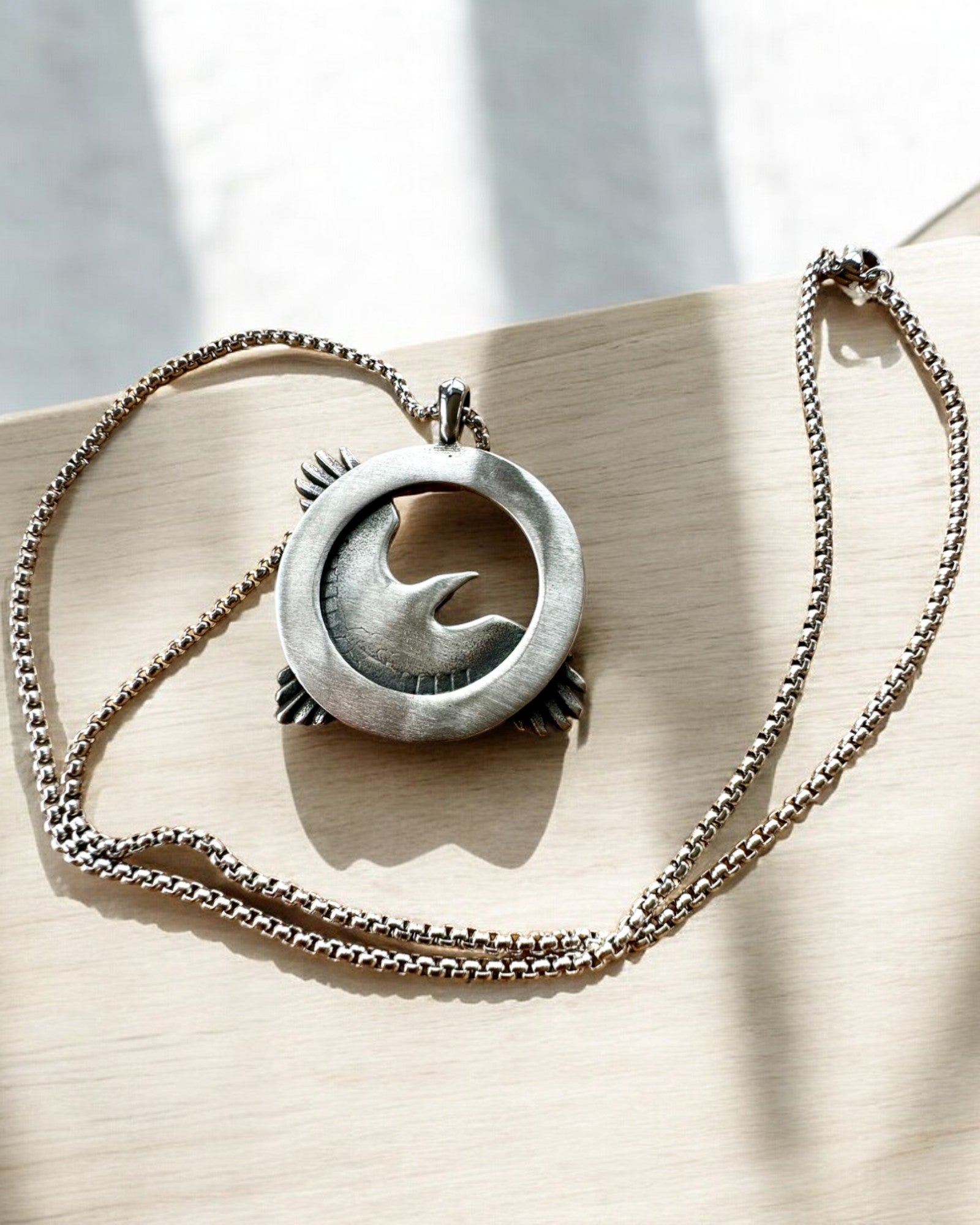 Amulet Stalowego Sokoła - Kaulakoru kaiverruksella, inspiroituna kelttiläisestä taiteesta, lahjaksi