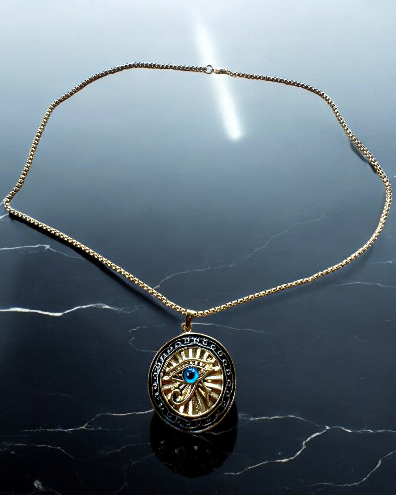 Amuletti "Oko Horusa" - Eleganssia ja Suojaa, mahdollisuus personointiin kaiverruksella lahjaksi