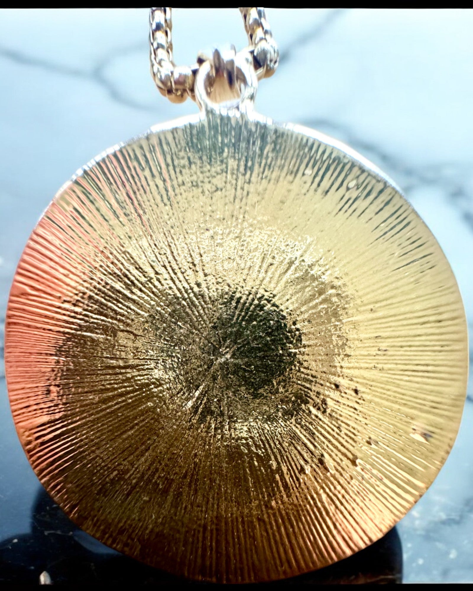 Amuletti "Oko Horusa" - Eleganssia ja Suojaa, mahdollisuus personointiin kaiverruksella lahjaksi