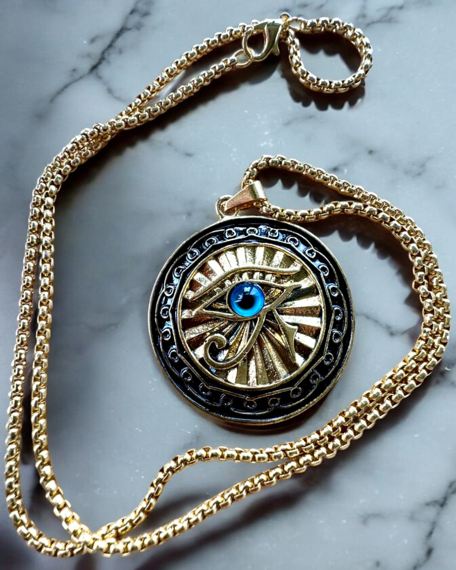 Amuletti "Oko Horusa" - Eleganssia ja Suojaa, mahdollisuus personointiin kaiverruksella lahjaksi