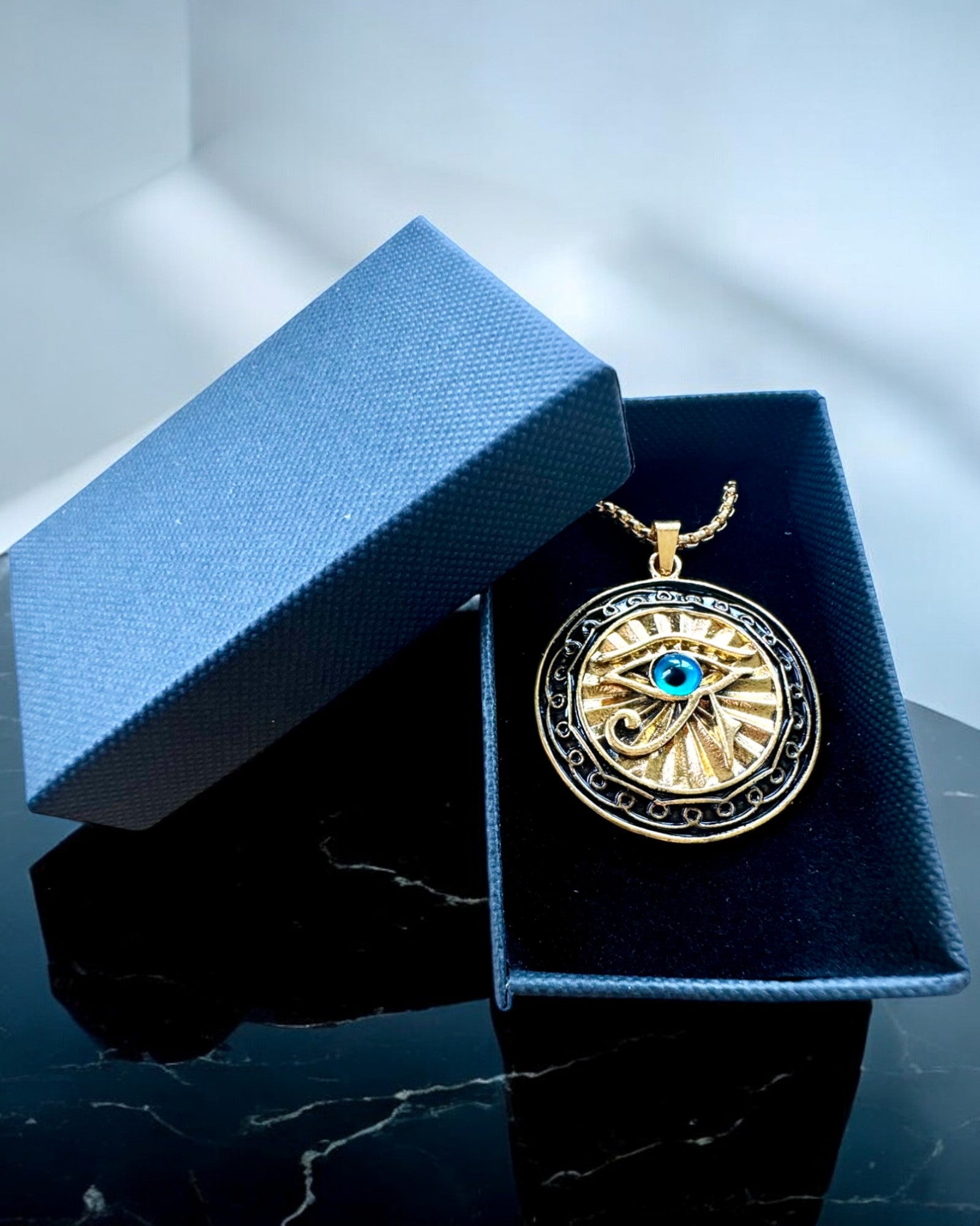 Amuletti "Oko Horusa" - Eleganssia ja Suojaa, mahdollisuus personointiin kaiverruksella lahjaksi
