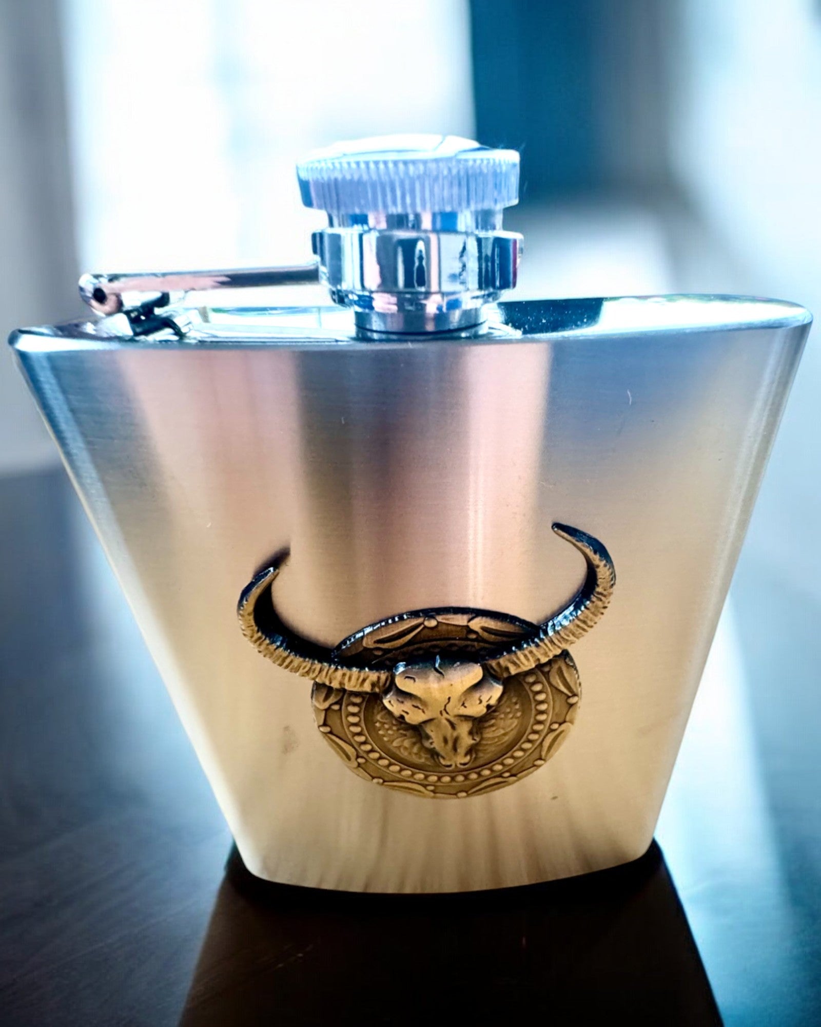 Bizon Flask – Tyylikäs taskumatti biisoniaiheella - mahdollisuus personointiin kaiverruksella lahjaksi