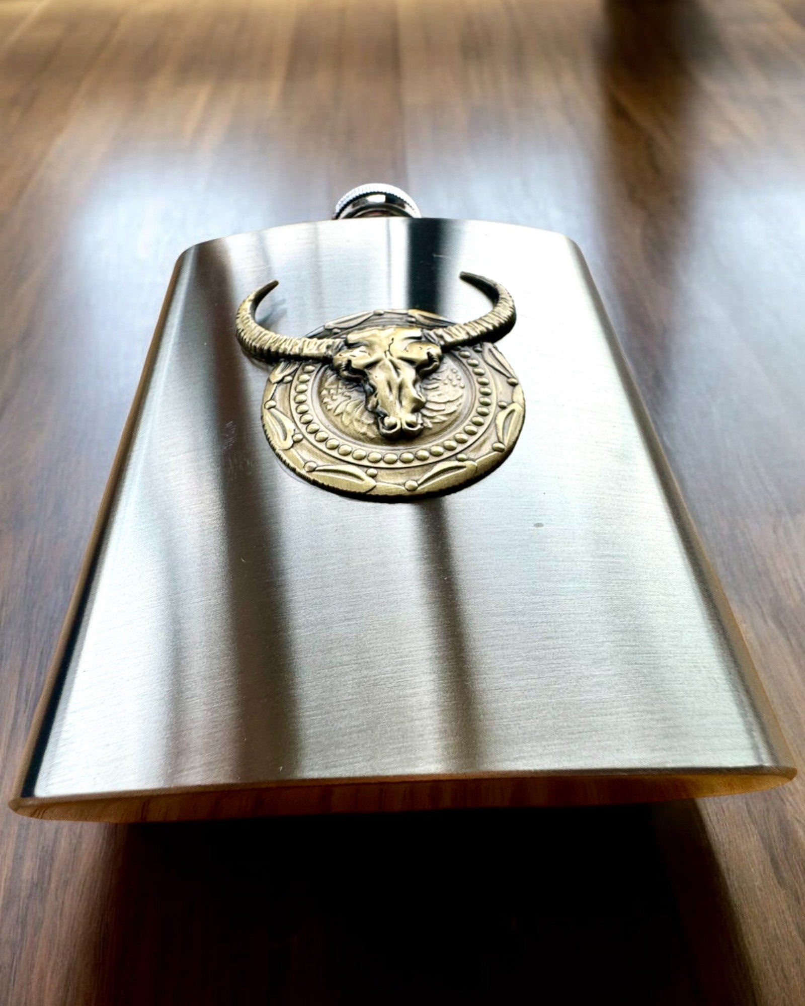 Bizon Flask – Tyylikäs taskumatti biisoniaiheella - mahdollisuus personointiin kaiverruksella lahjaksi