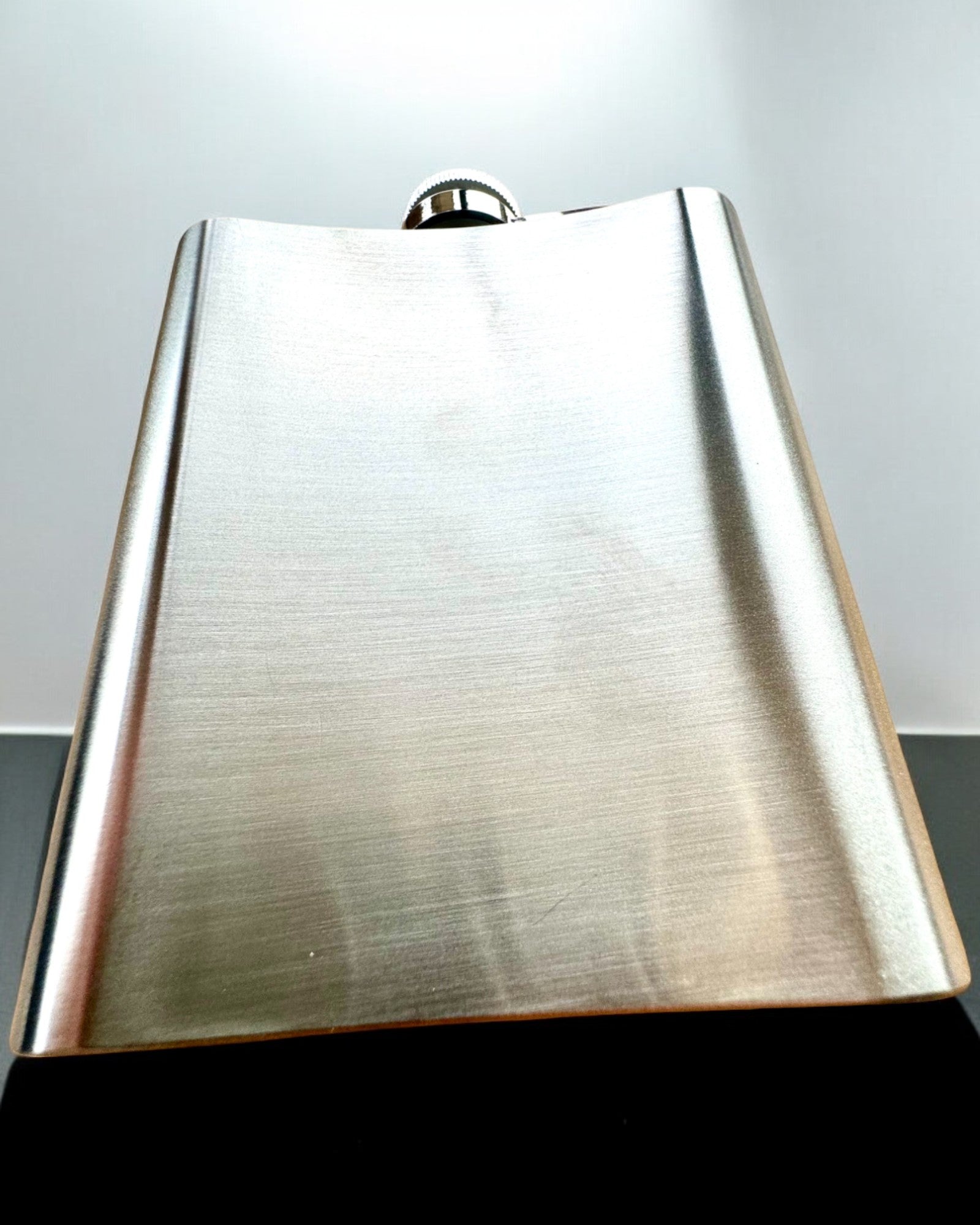 Bizon Flask – Tyylikäs taskumatti biisoniaiheella - mahdollisuus personointiin kaiverruksella lahjaksi