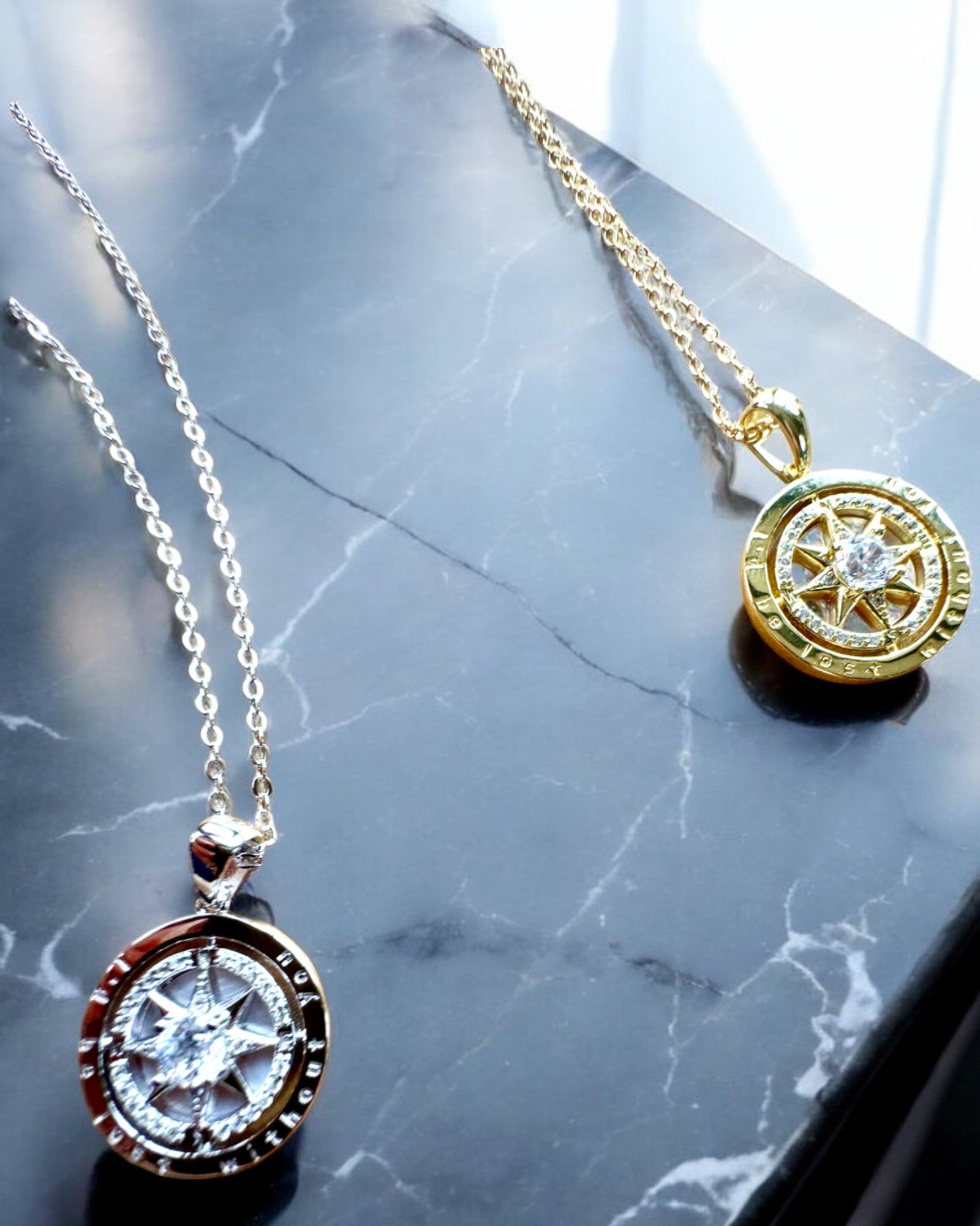 Kompassikaulakoru "Tähtisuunta", mahdollisuus personoida kaiverruksella, valittavana 2 värivaihtoehtoa