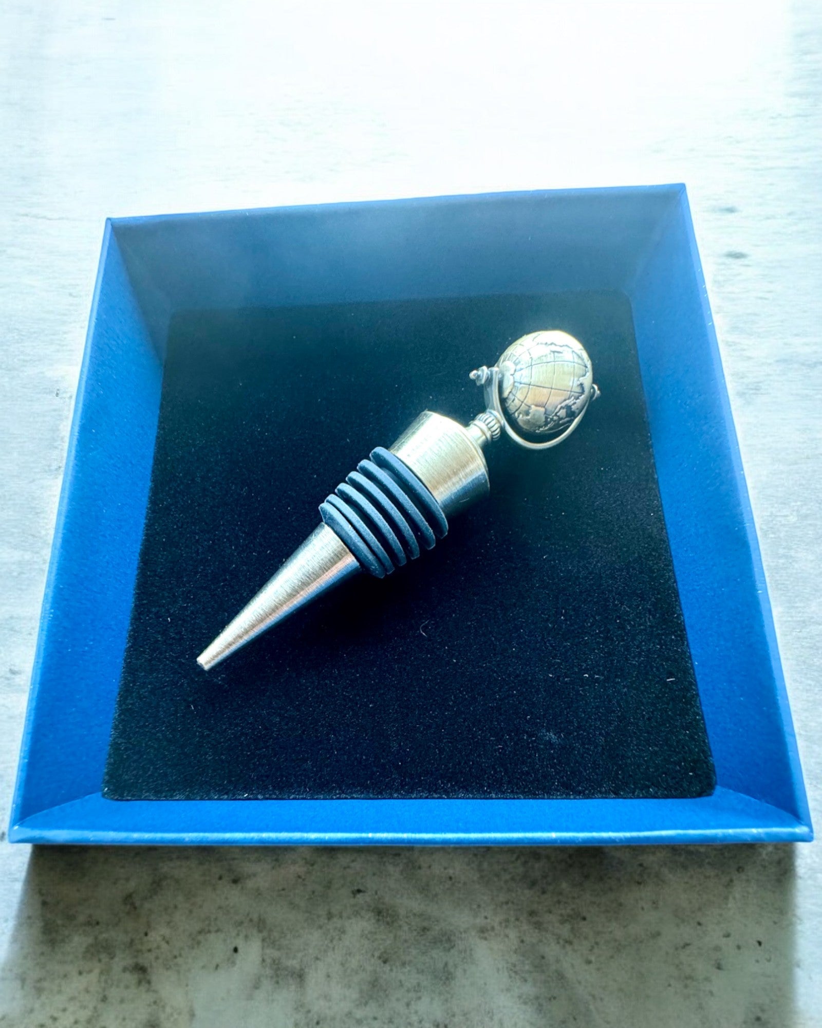 GloboStop - Viinipullon korkki kaiverruksella, mahdollisuus personoida kaiverruksella lahjaksi