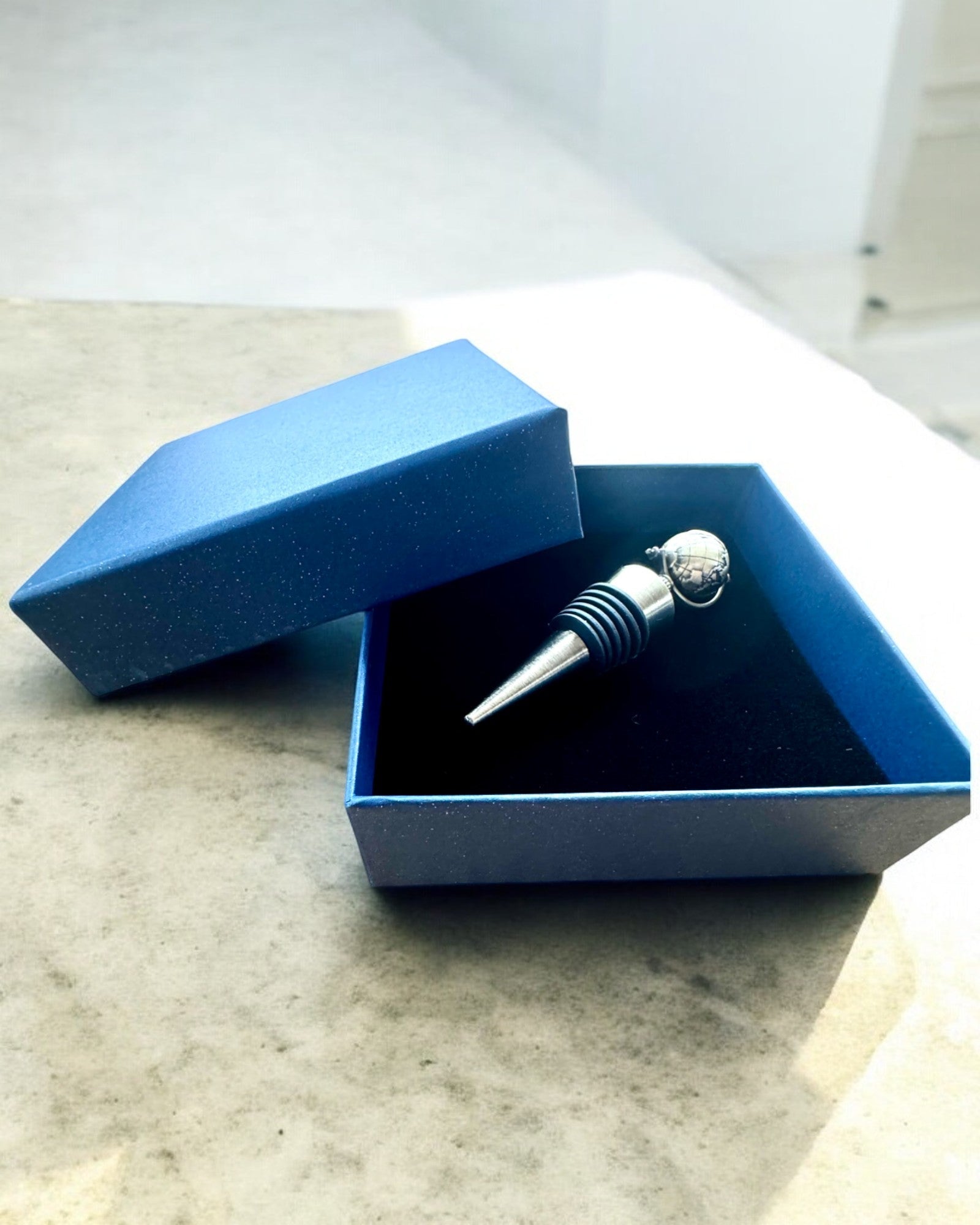 GloboStop - Viinipullon korkki kaiverruksella, mahdollisuus personoida kaiverruksella lahjaksi