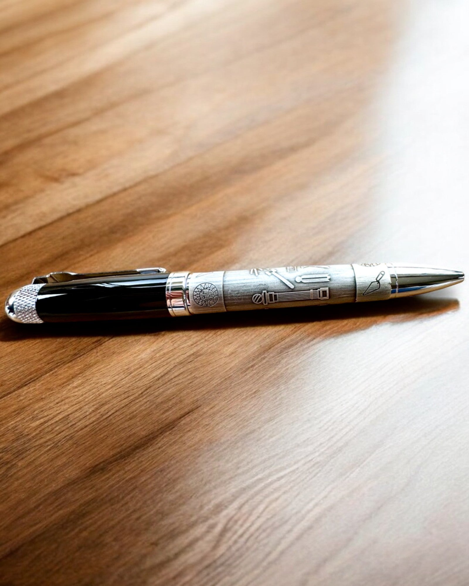 Tyylikäs "Mistrzowska Harmonia" -kuulakärkikynä kaiverrusmahdollisuudella - Symboliset motiivit, Antiikin hopea, mahdollisuus personoida kaiverruksella lahjaksi