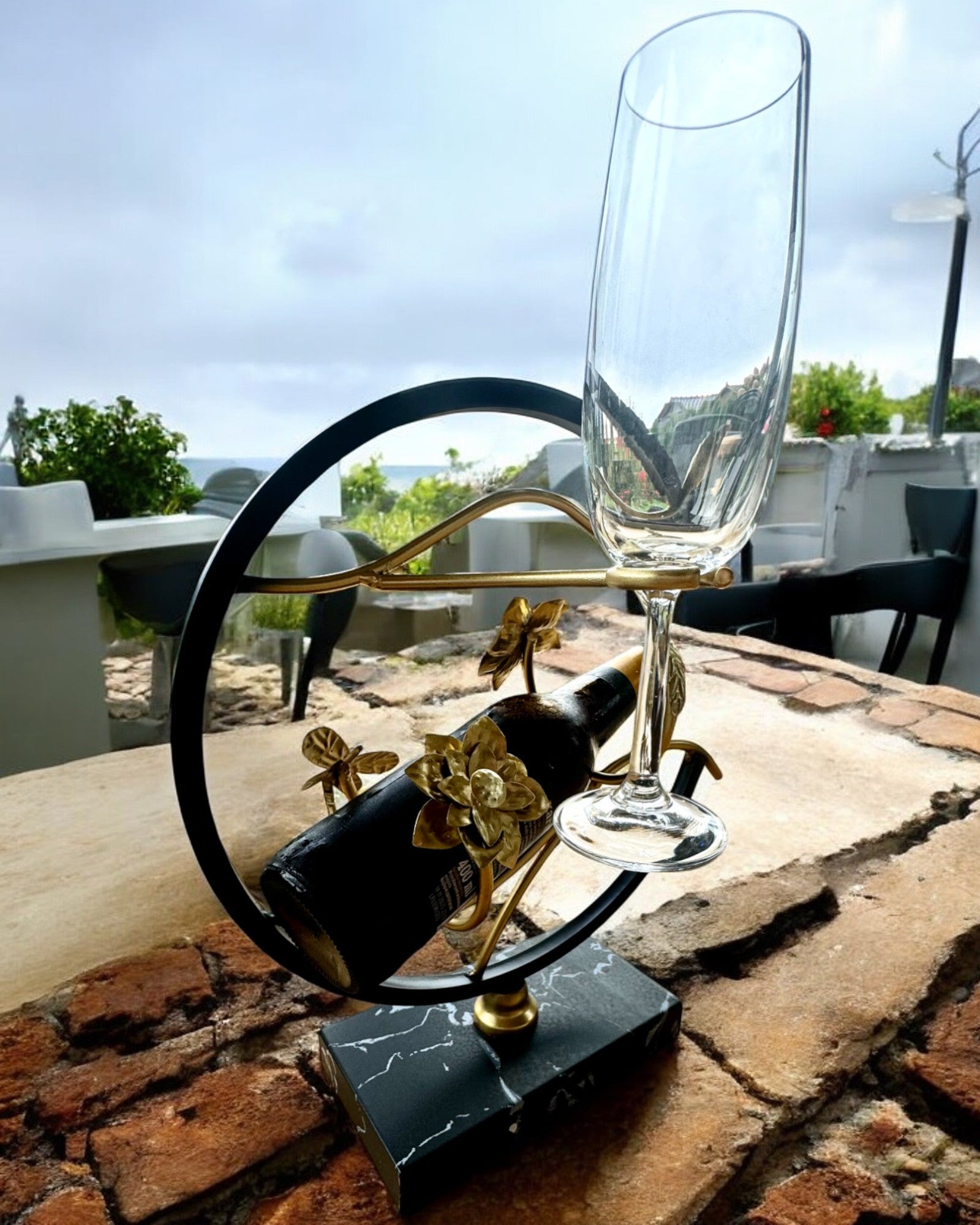 "Elegancki Owad" -viiniteline - pullolle ja laseille, korkeus 33 cm, mahdollisuus personoida kaiverruksella lahjaksi