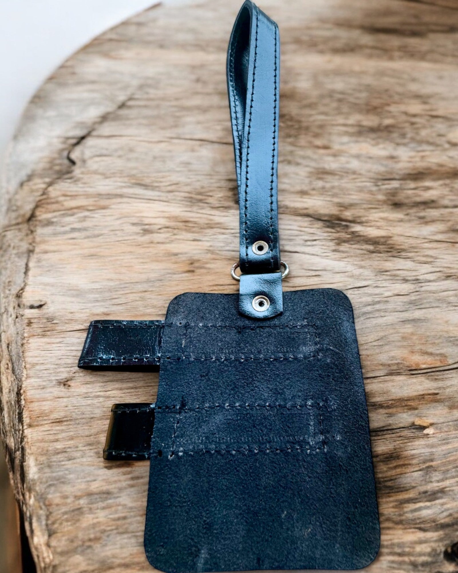 'Musta Pantteri -suojus kävelykepille kaiverrusmahdollisuudella - Käsintehty luonnonnahasta'