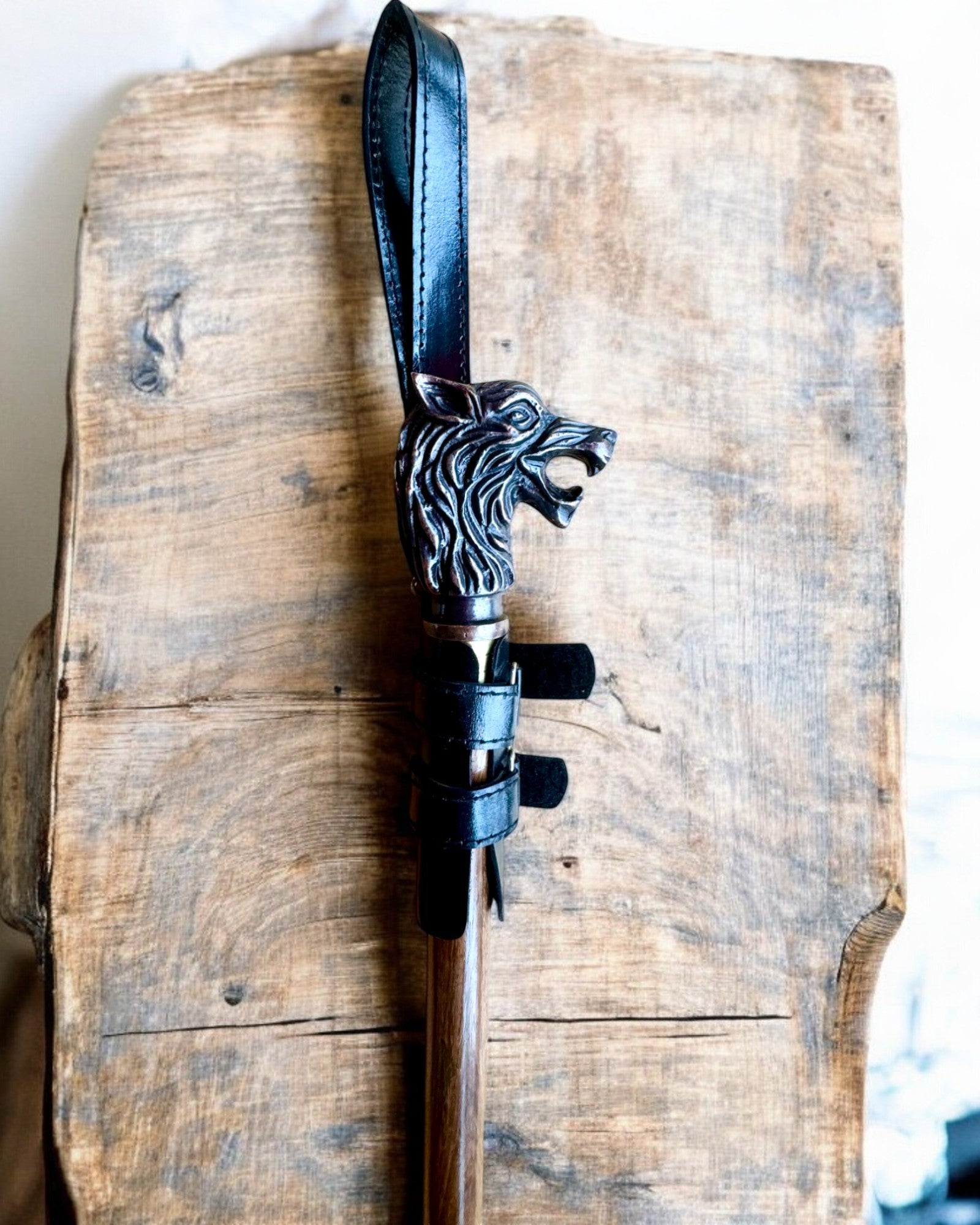 'Musta Pantteri -suojus kävelykepille kaiverrusmahdollisuudella - Käsintehty luonnonnahasta'