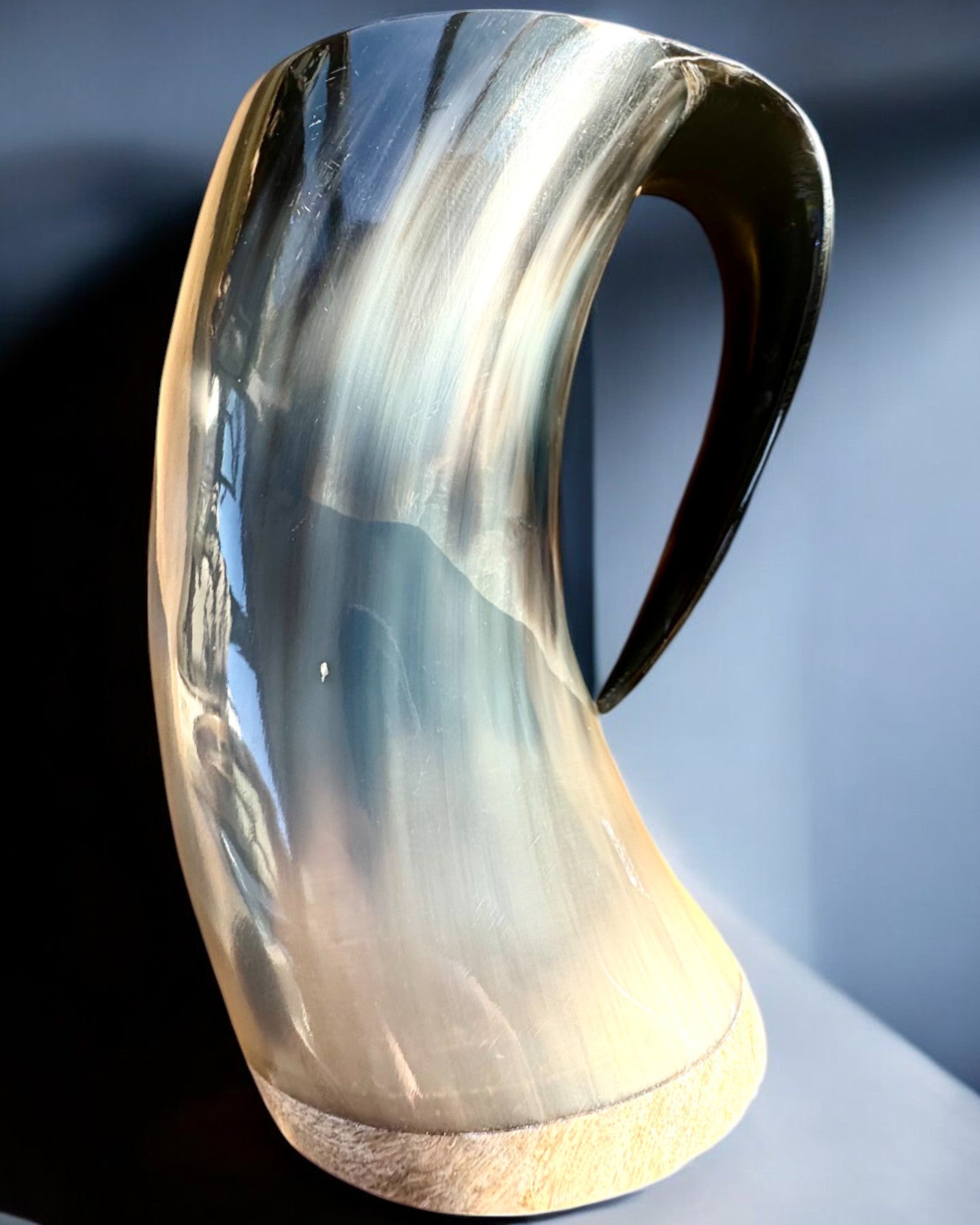 Kompakti, 350 ml, Kaiverrettu Mestarityö Tuoppi, jossa mahdollisuus personointiin kaiverruksella - 2 värivaihtoehtoa