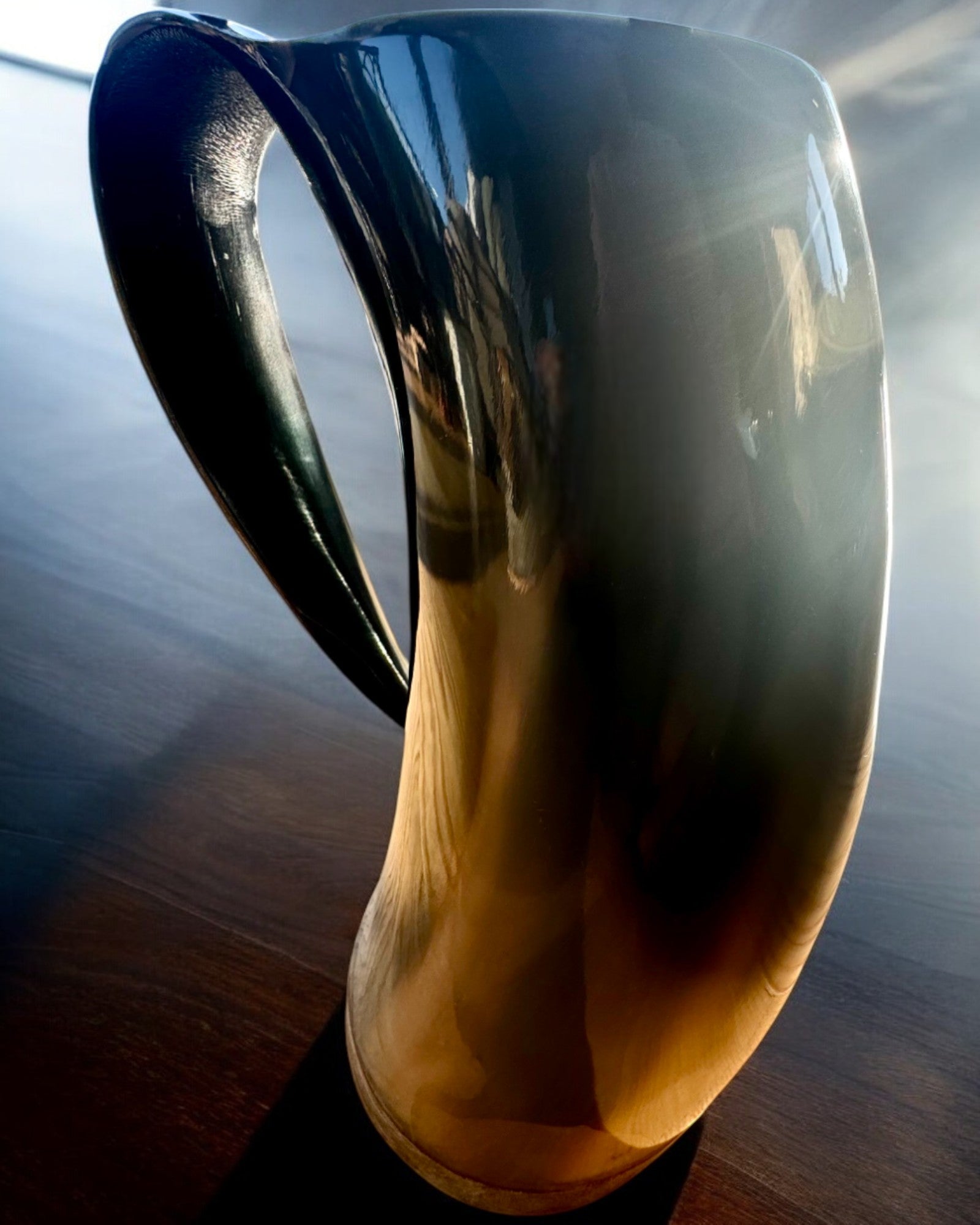 Kompakti, 350 ml, Kaiverrettu Mestarityö Tuoppi, jossa mahdollisuus personointiin kaiverruksella - 2 värivaihtoehtoa