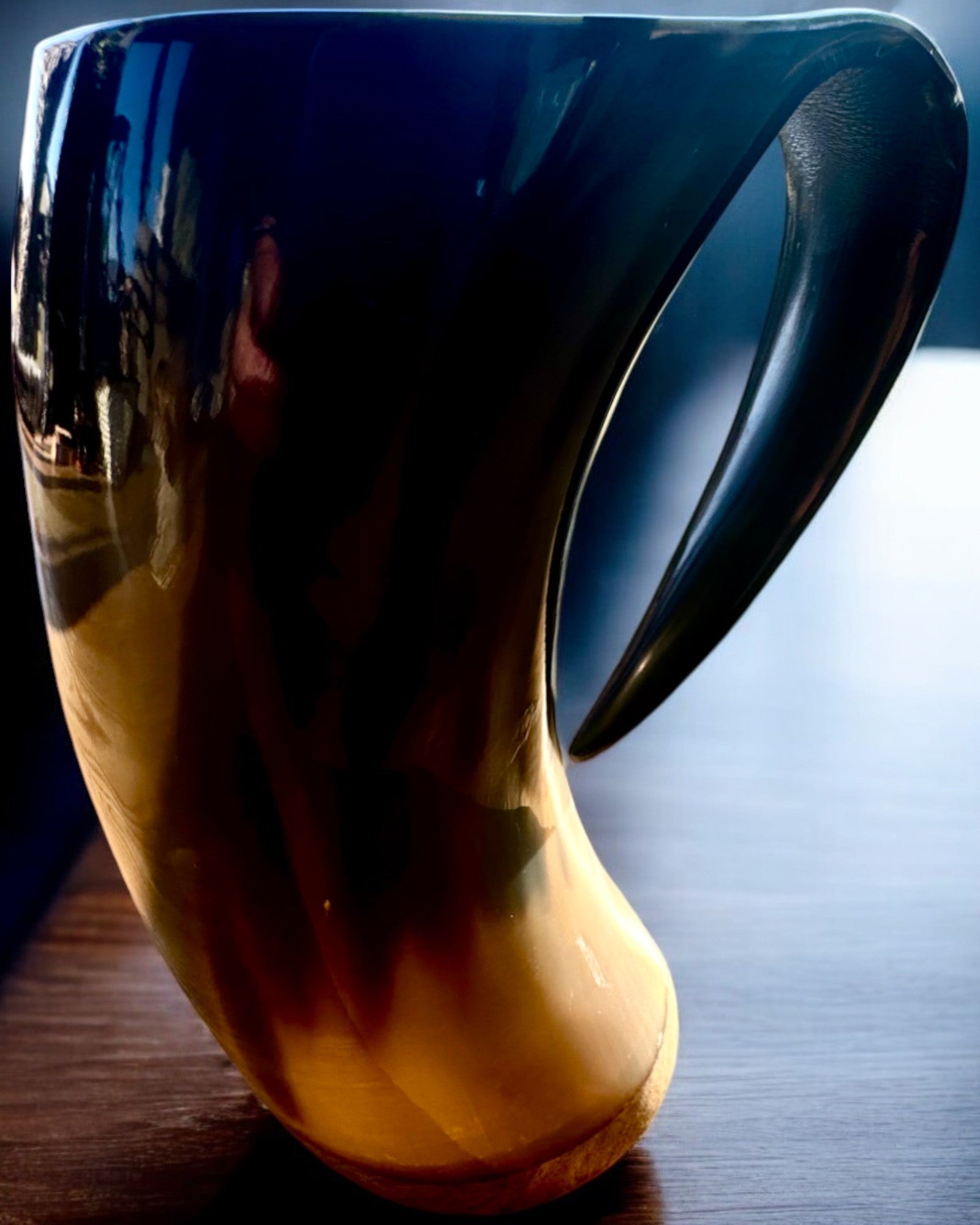 Kompakti, 350 ml, Kaiverrettu Mestarityö Tuoppi, jossa mahdollisuus personointiin kaiverruksella - 2 värivaihtoehtoa