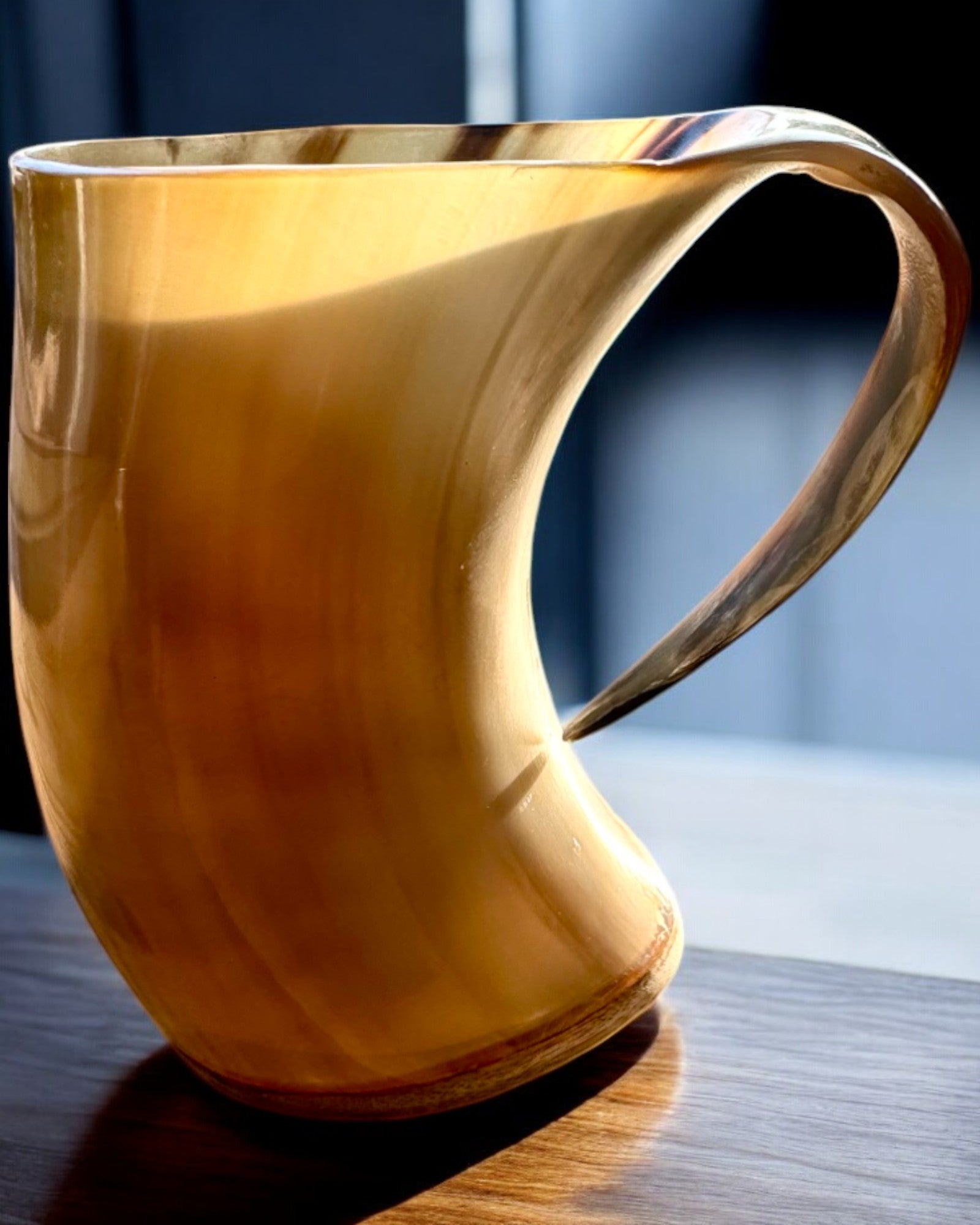 Kompakti, 350 ml, Kaiverrettu Mestarityö Tuoppi, jossa mahdollisuus personointiin kaiverruksella - 2 värivaihtoehtoa