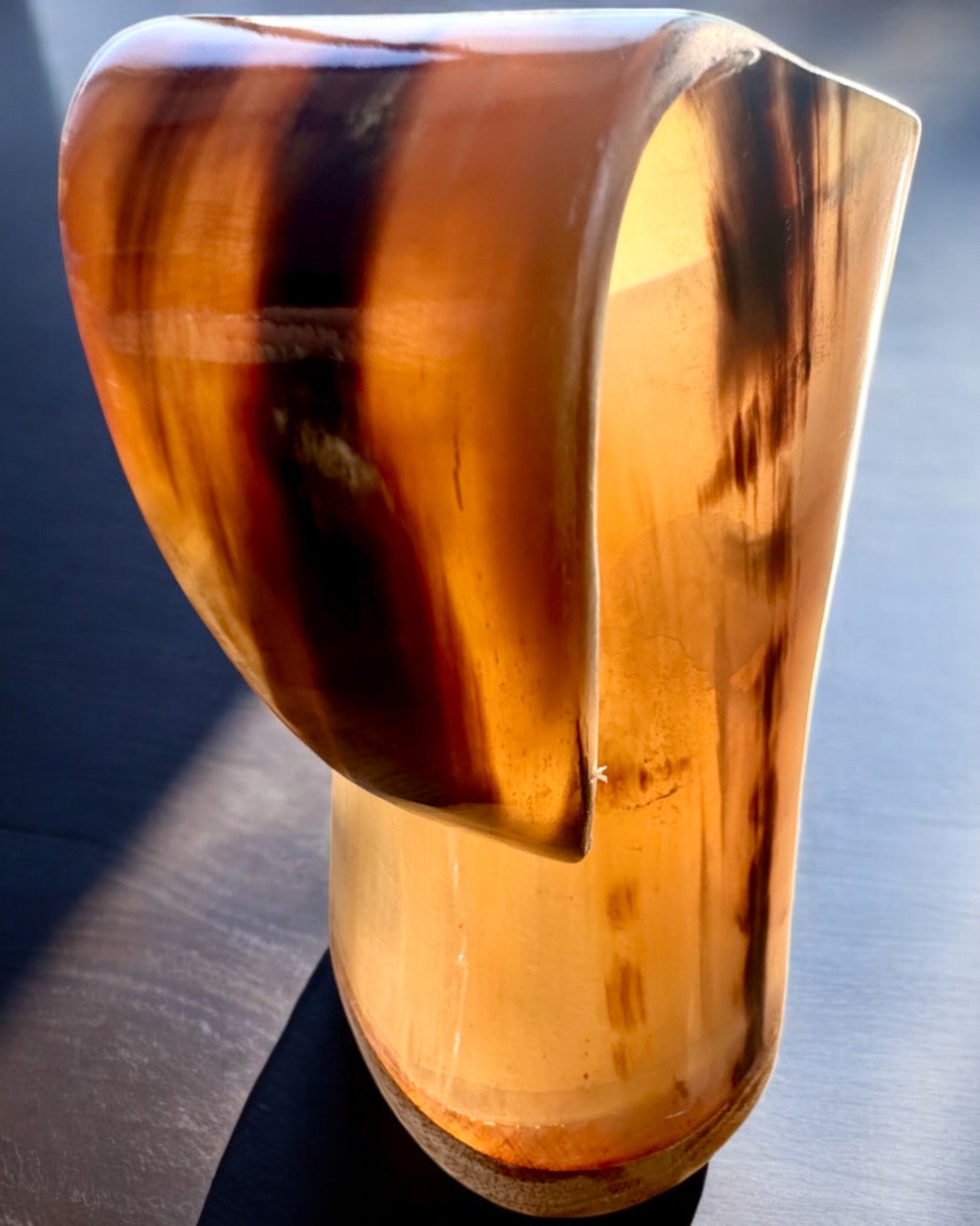 Kompakti, 350 ml, Kaiverrettu Mestarityö Tuoppi, jossa mahdollisuus personointiin kaiverruksella - 2 värivaihtoehtoa