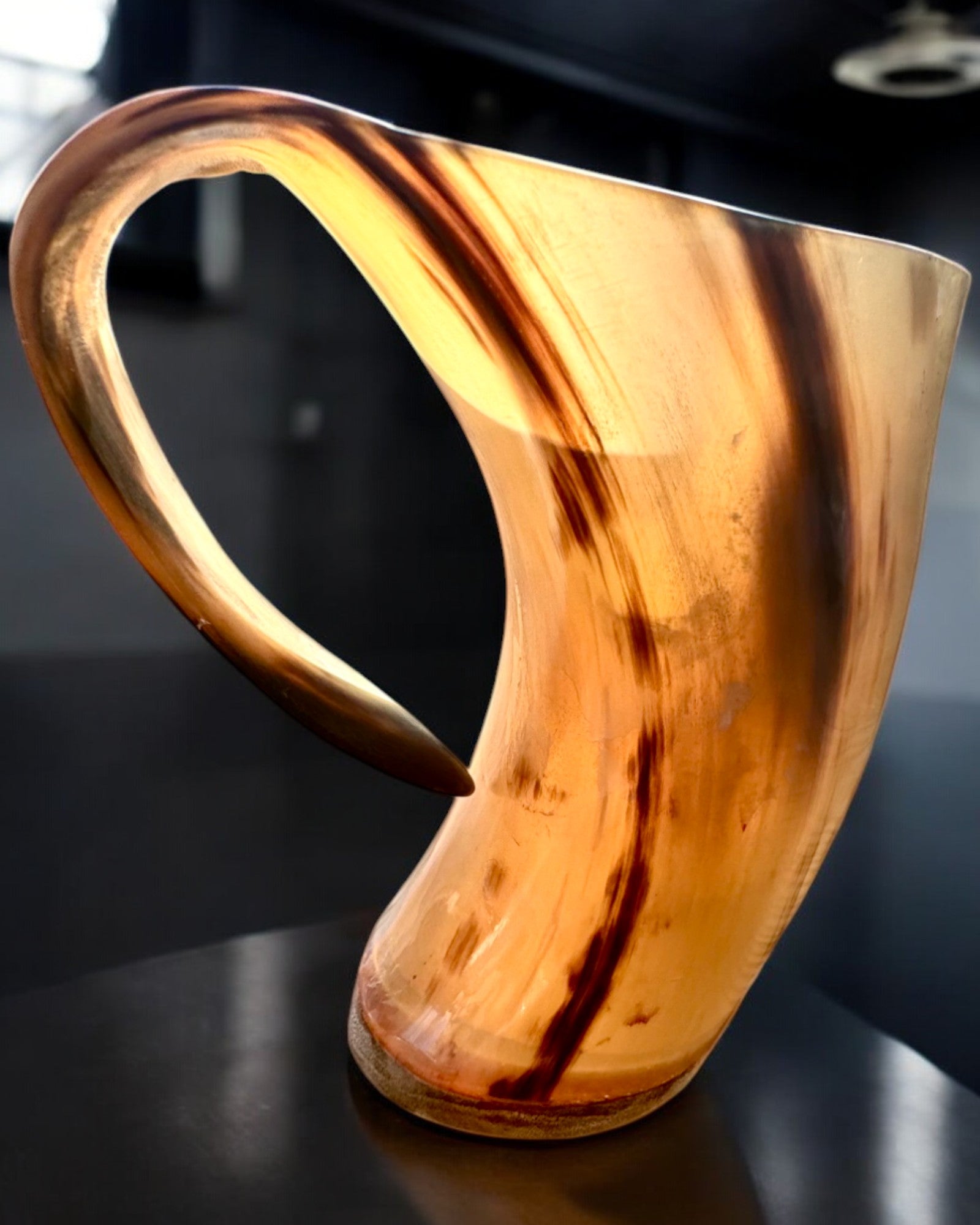 Kompakti, 350 ml, Kaiverrettu Mestarityö Tuoppi, jossa mahdollisuus personointiin kaiverruksella - 2 värivaihtoehtoa