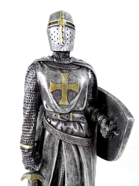 Kaiverrettu ristiretkiritarin figuuri 30 cm