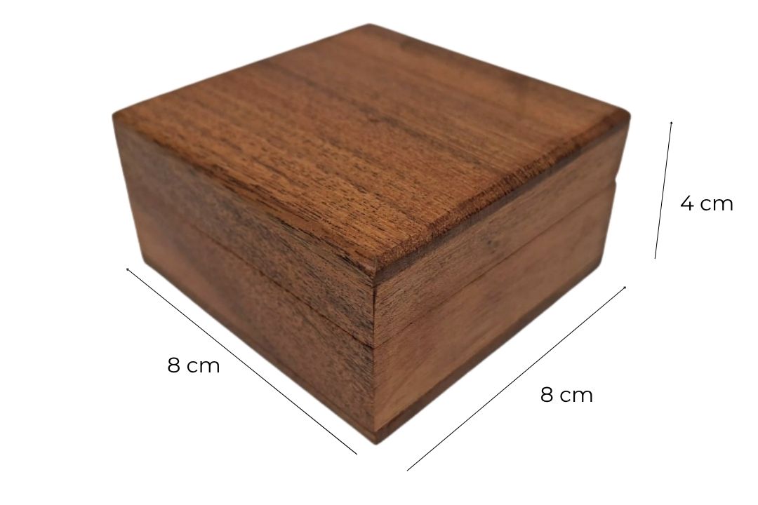 Puinen lahjarasia, korurasia, 8x8cm, tummansinisellä sisäosalla ja kaiverruksella personoitavaksi