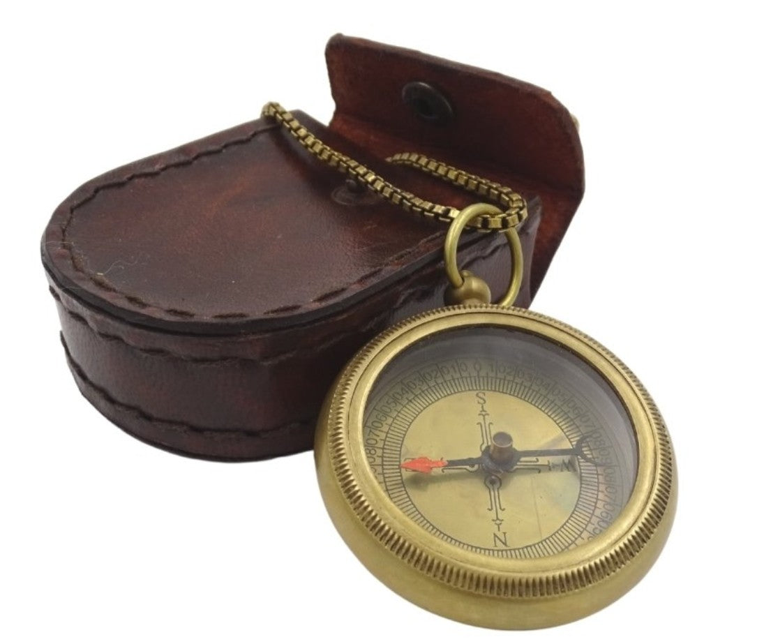 Stylowy Kompas Mosiężny z Łańcuszkiem w Skórzanym Etui - COM-0470A