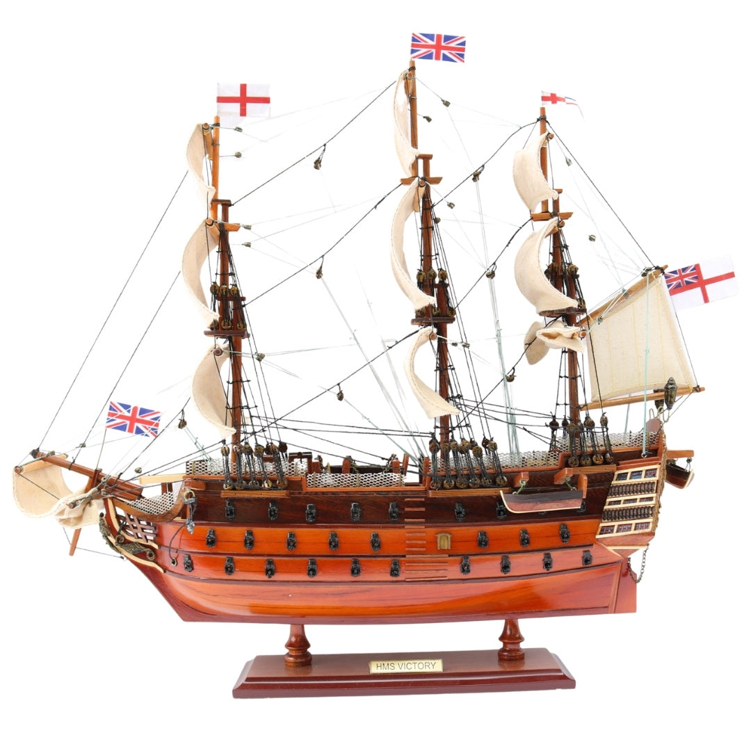 Koottu HMS Victory -purjelaivamalli, 54 cm - käsintehty jäljennös, kaiverruksella personoitavissa - ihanteellinen lahja purjehduksen ystäville - korkealaatuinen, tyylikäs puinen jalusta