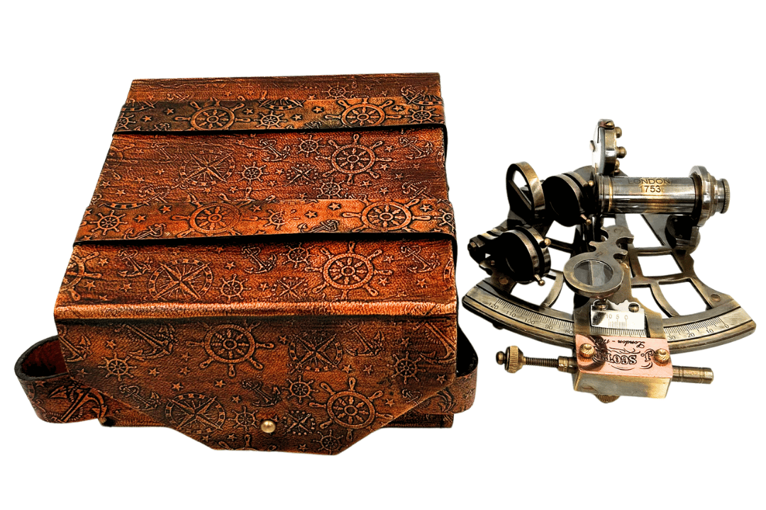 Messinkinen retro sekstantti nahkakotelossa - elegantti navigointiväline kaiverrusmahdollisuudella - täydellinen lahja purjehduksen ja historian ystäville - mitat 13x12x7 cm