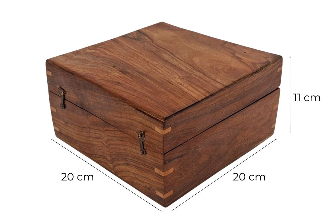 Tyylikäs puinen lahjarasia, 20x20x11 cm, tummansinisellä sisäosalla ja mahdollisuudella personoida kaiverruksella