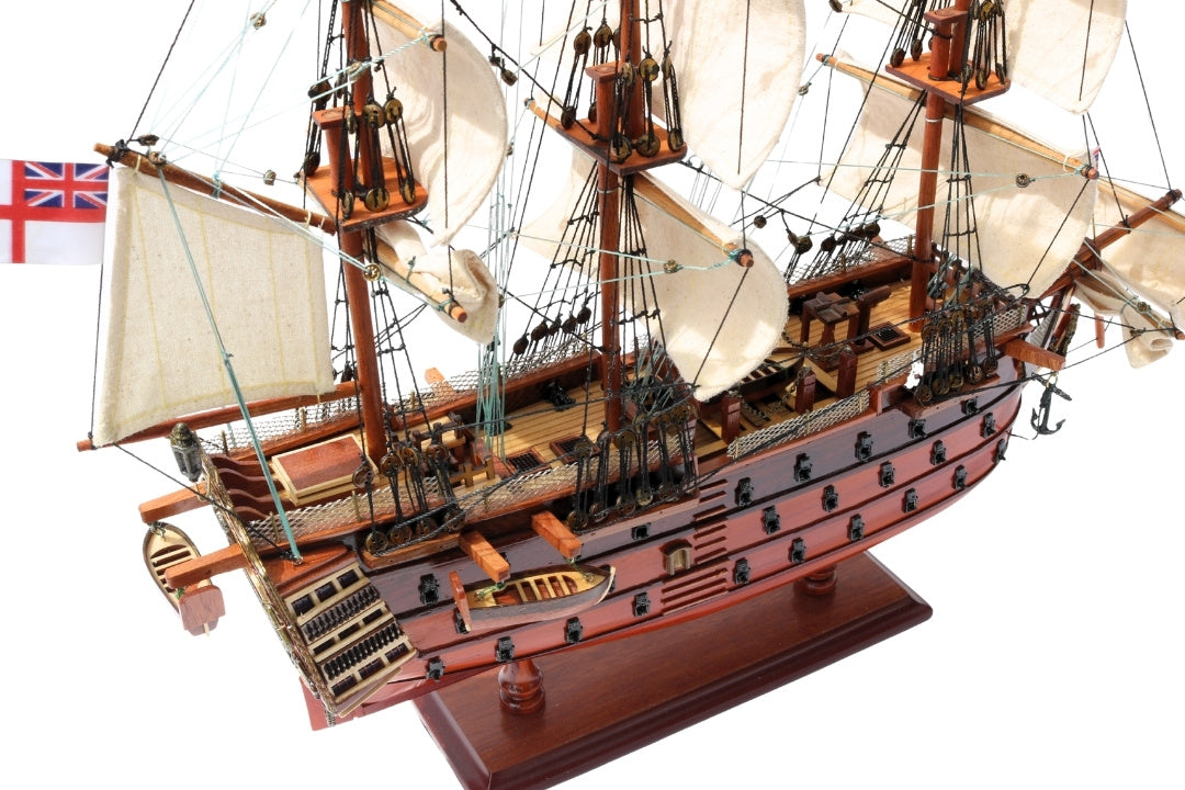 Koottu HMS Victory -purjelaivamalli, 54 cm - käsintehty jäljennös, kaiverruksella personoitavissa - ihanteellinen lahja purjehduksen ystäville - korkealaatuinen, tyylikäs puinen jalusta