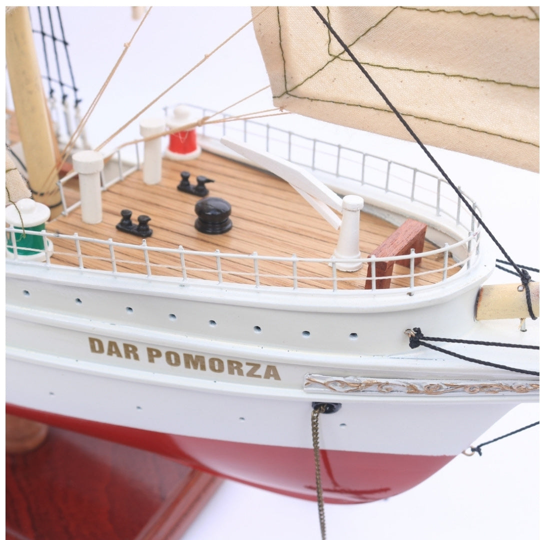 Eksklusiivinen Dar Pomorza -purjelaivamalli, 82 cm, kaiverruksella personoitavissa