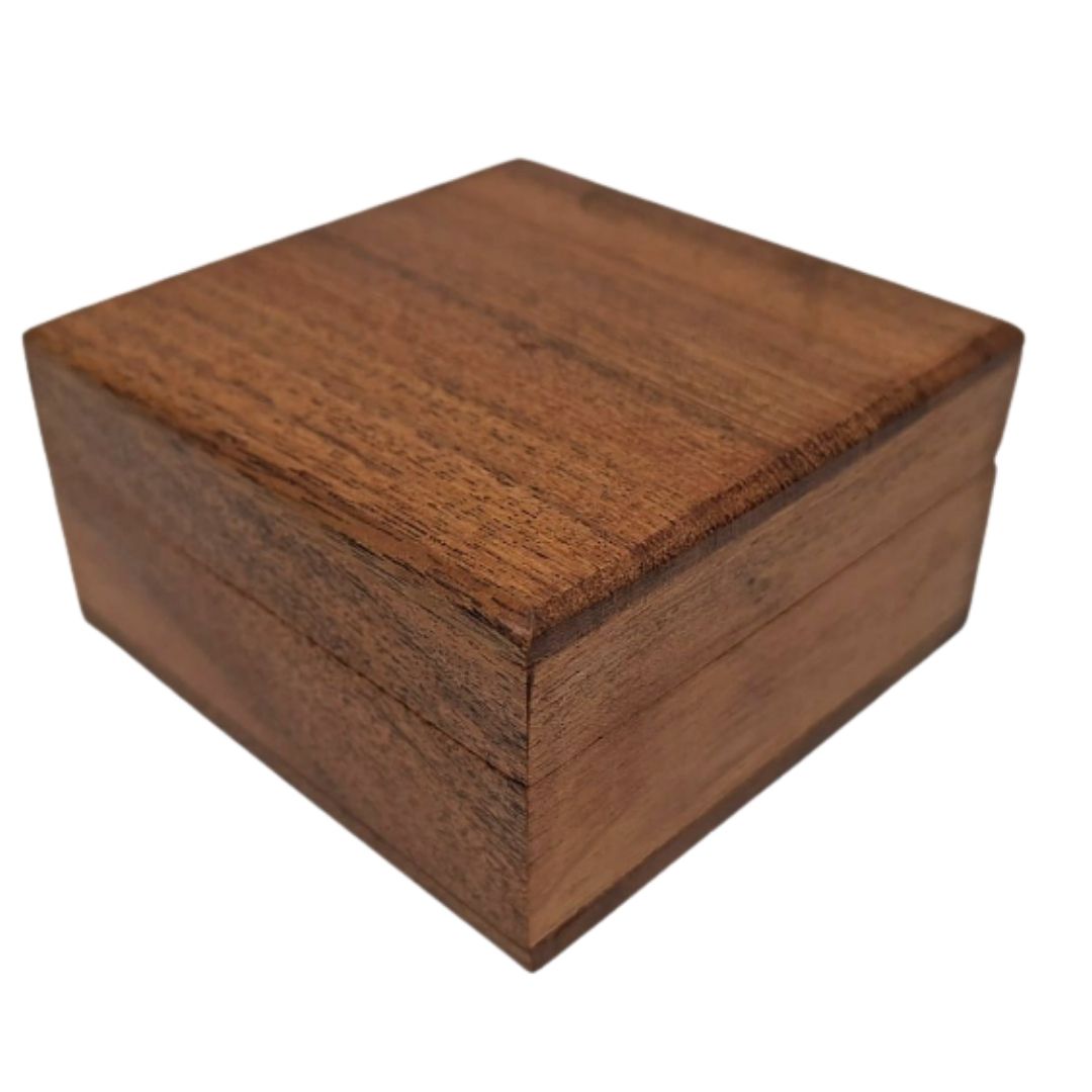 Puinen lahjarasia, korurasia, 8x8cm, tummansinisellä sisäosalla ja kaiverruksella personoitavaksi
