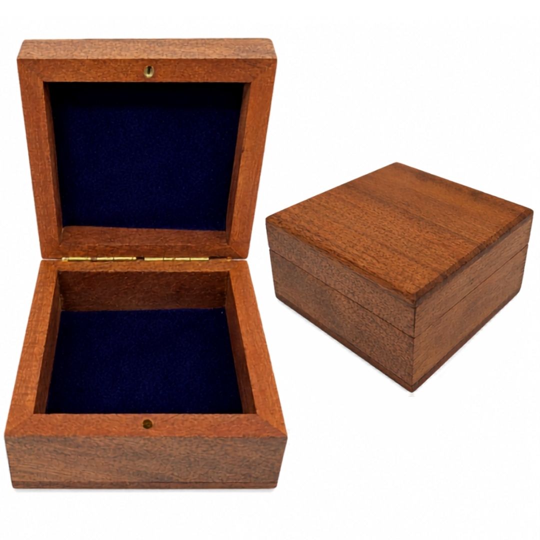 Puinen lahjarasia, korurasia, 8x8cm, tummansinisellä sisäosalla ja kaiverruksella personoitavaksi