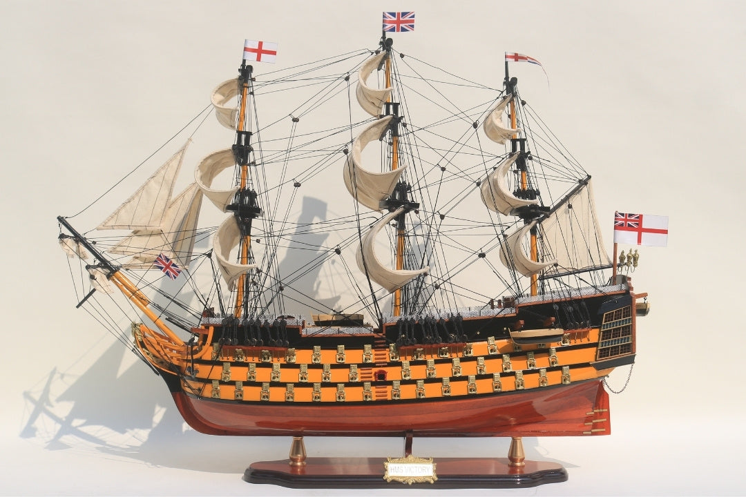 Koottu HMS Victory -purjelaivamalli, 80 cm, kaiverruksella personoitavissa - eksklusiivinen lahja- ja sisustusesine, käsintehty eksoottisesta puusta, korkealaatuinen ja viimeistelty yksityiskohtia myöten