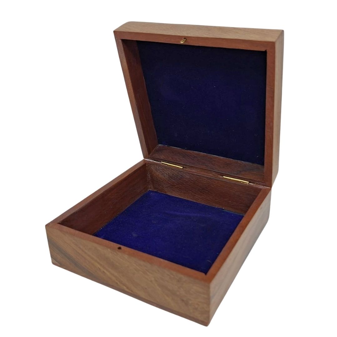 Tyylikäs puulaatikko tummansinisellä sisäosalla, 14x14x6,5 cm, kaiverruksella personoitavaksi