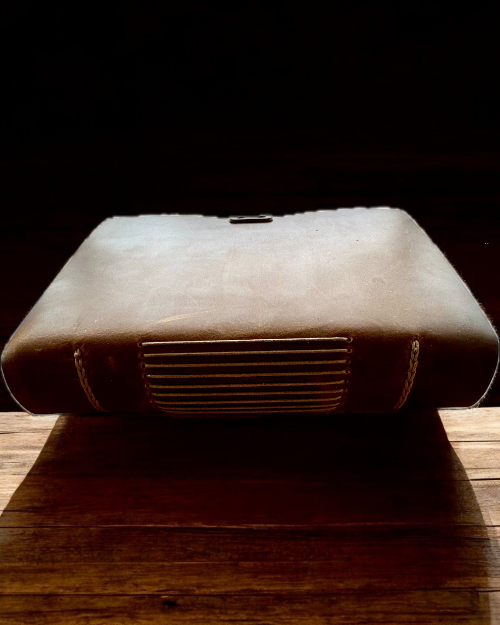 Notatnik Premium "RetroNotes" – Tyylikäs aito nahkamuistikirja - 200 sivua, 120g, muistikirja, luonnoskirja, ruskea väri, personointi kaiverruksella